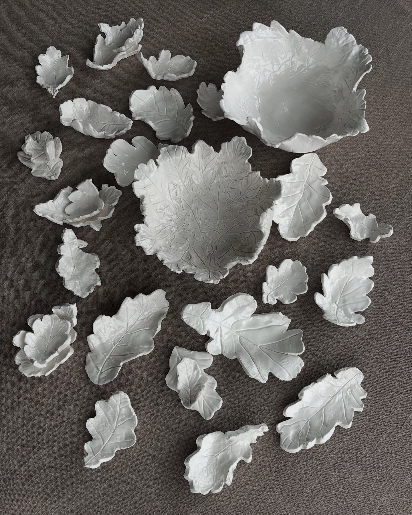 Feuilles 🍃 de ch&ecirc;ne 🍃 #porcelain #handmadepottery #limogesporcelain #artisanat