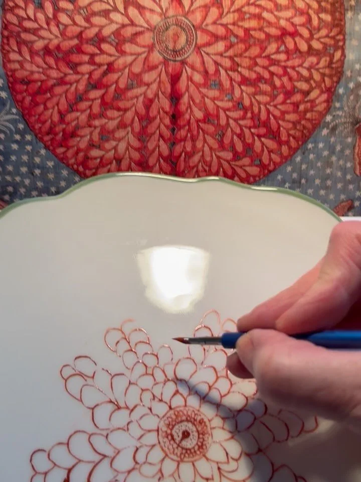 This porcelain painting is inspired by an antique Indian chintz motif from the Coromandel Coast (circa 1700) 🇮🇳. Found in Sri Lanka, it depicts a lotus seen from above &mdash; a symbol of knowledge, purity, and enlightenment 🌸✨
A design revisited 