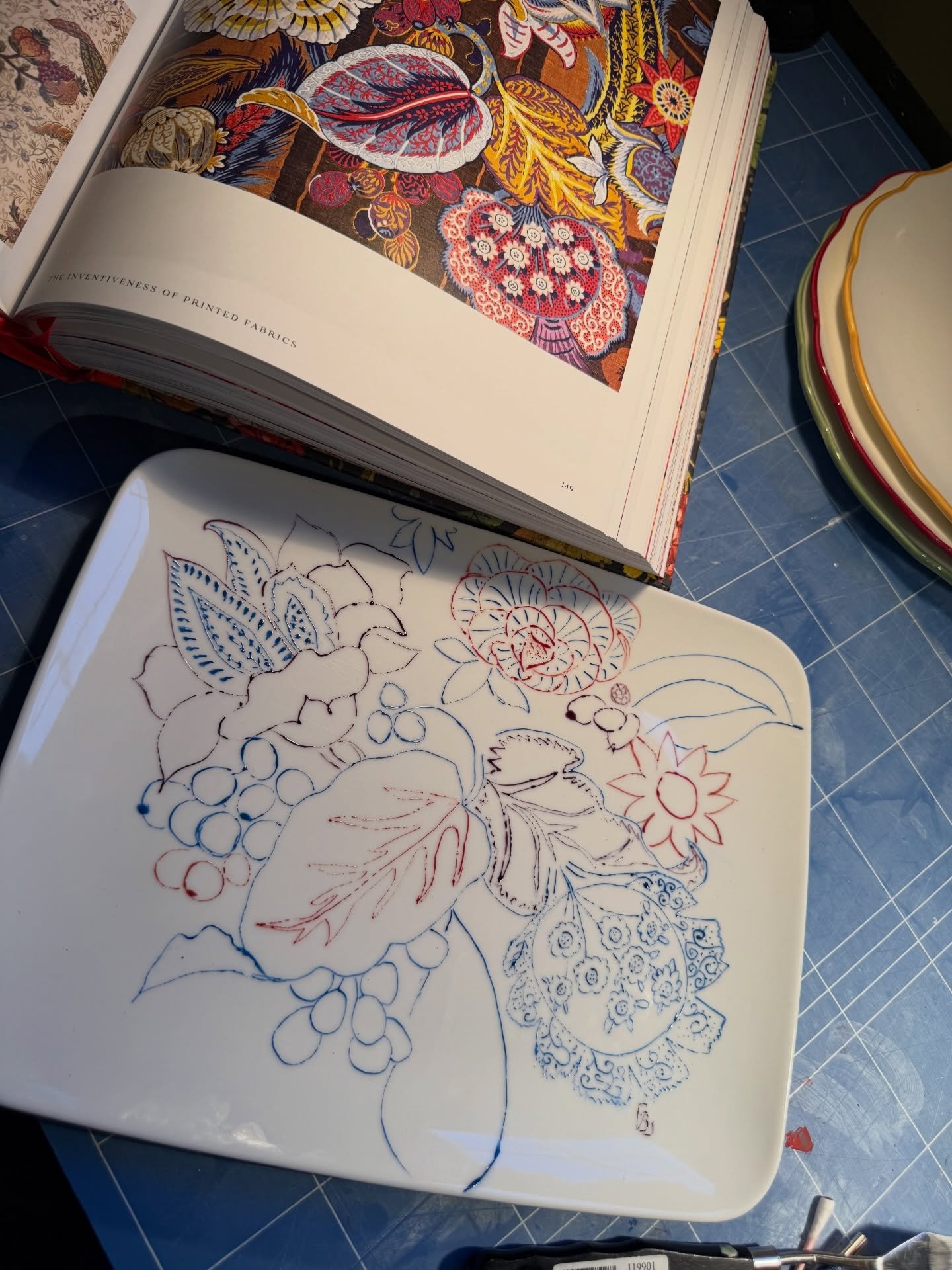 De l&rsquo;inspiration au feu.
Du papier &agrave; la porcelaine. Swipe pour suivre l&rsquo;&eacute;volution 🌿🎨🔥✨ Bient&ocirc;t : ouverture d&rsquo;un atelier cr&eacute;atif porcelaine
Un espace pour exp&eacute;rimenter, dessiner, peindre, cuire, r