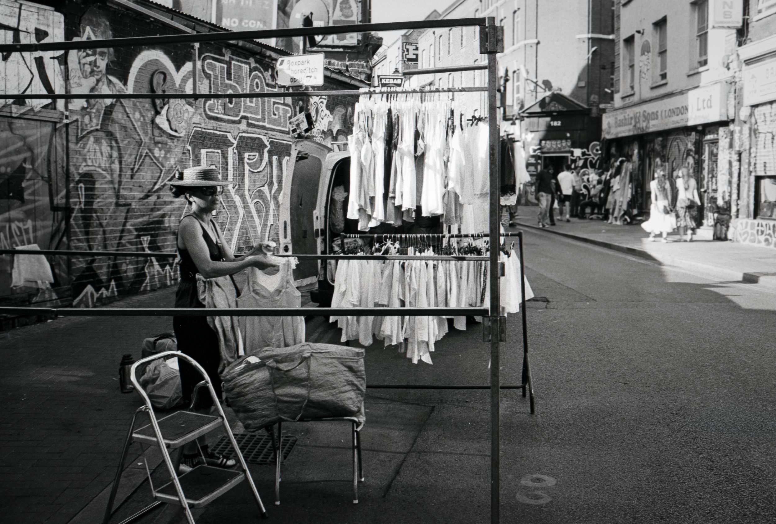 PACKING UP TIME : Brick Lane,
July 2026. OM2 | TRI-X 400 (rated 640)  | 35mm at f11