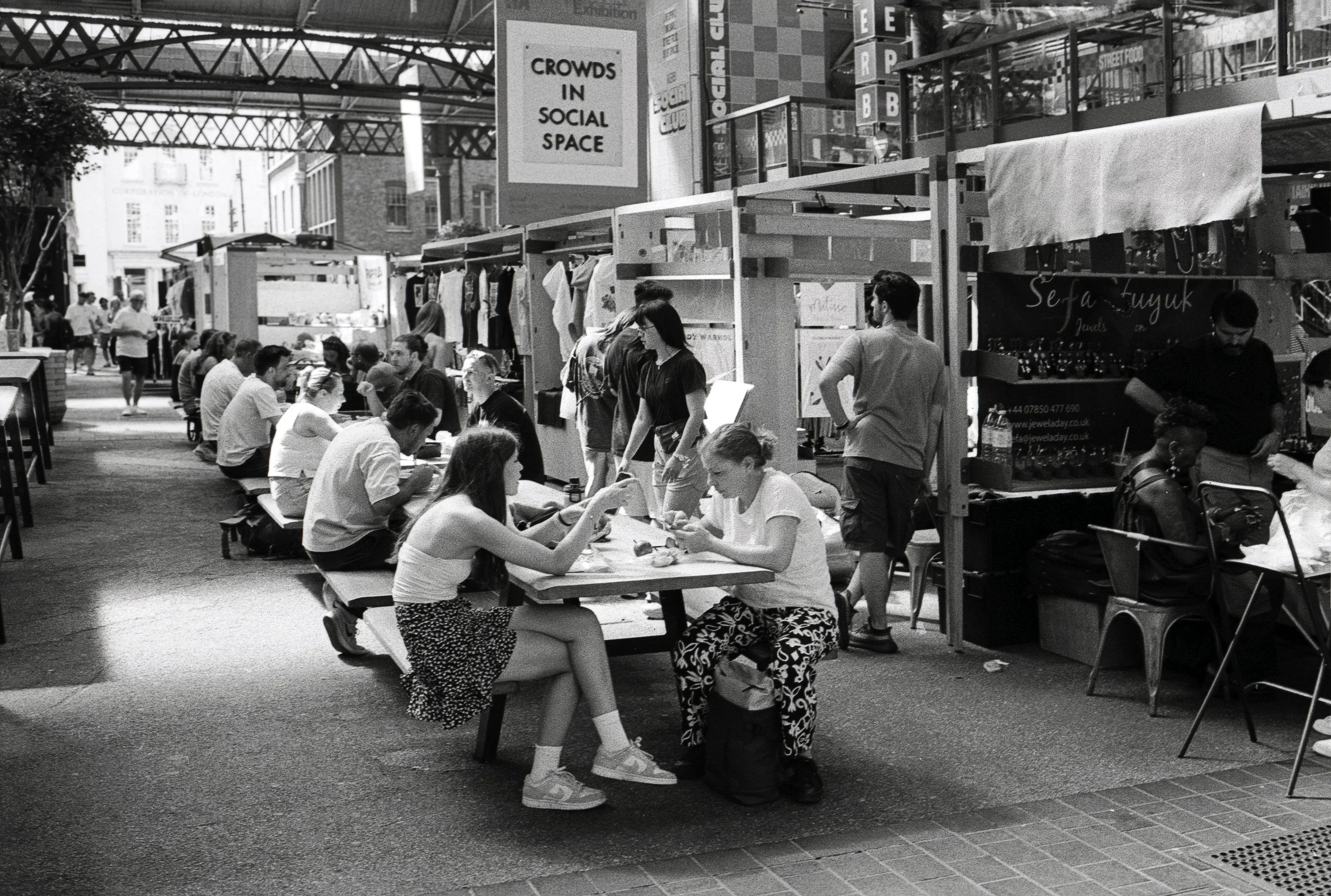CROWDS IN SOCIAL SPACES : Spitalfields,
August 2026. OM2 | TRI-X  400 (rated 640)  | 35mm at f11