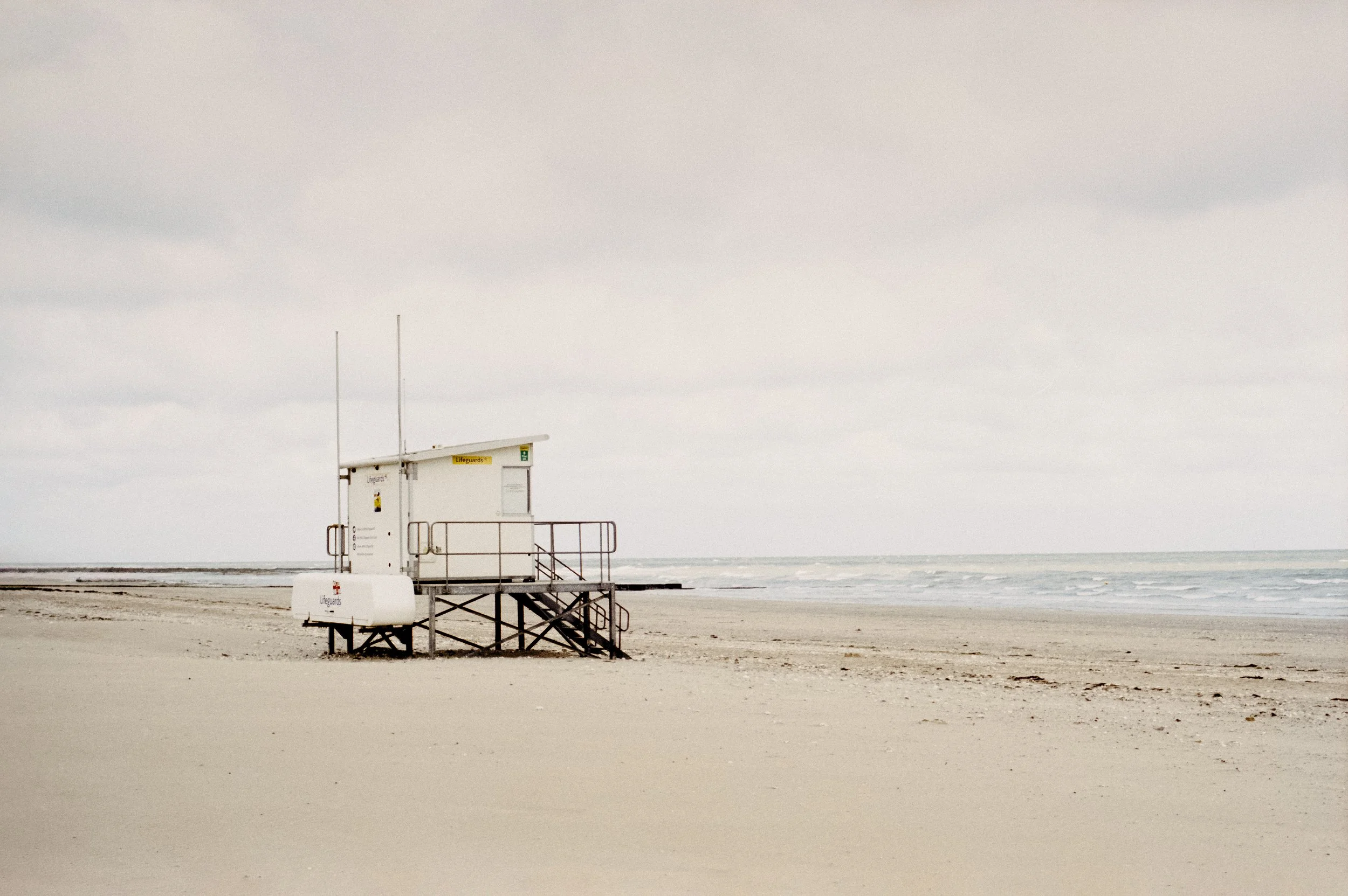 Lifeguard beach lookoutLifeguard hut.jpg