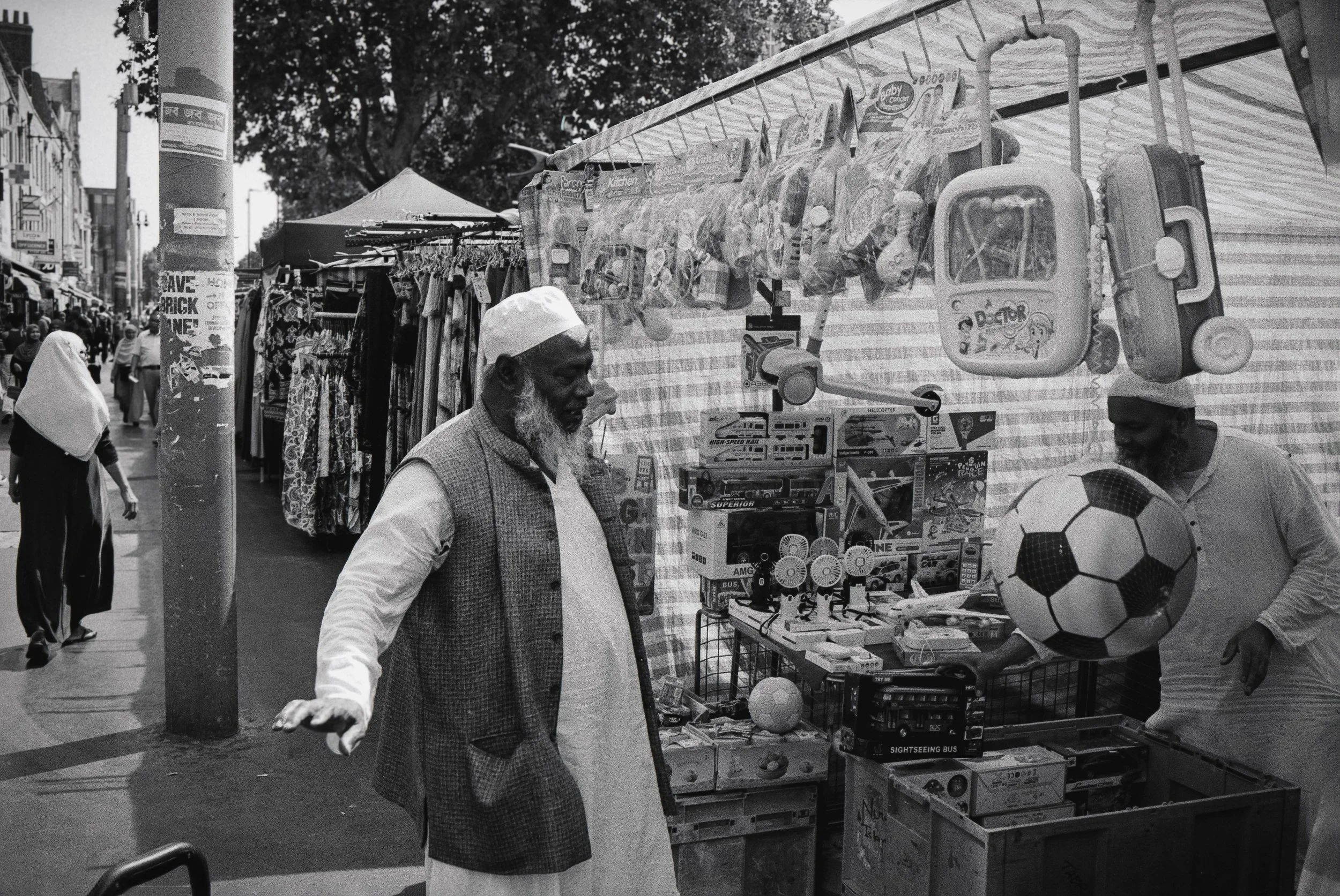 TALKING FOOTBALL : Whitechapel Market,
July 2026. OM2 | TRI-X  400 (rated 800)  | 35mm at f11