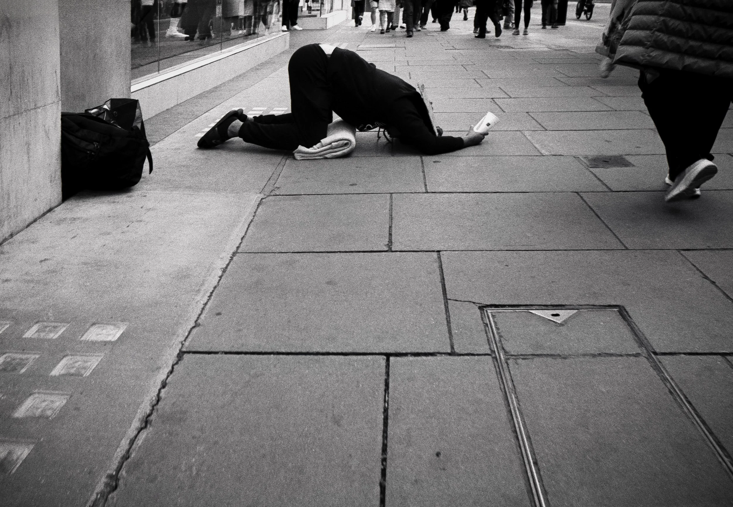 BEGGING : Oxford Street Oct 2026. Olympus OM2N | TRI-X (rated 1000)  | 28mm at f8