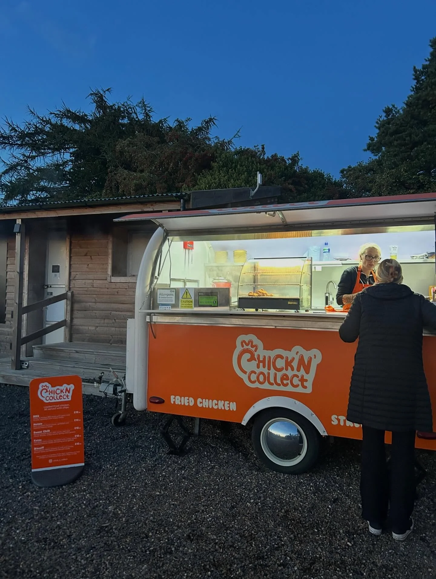 @chick_n_collect are back this FRIDAY serving up their incredible loaded fried chicken.  Last time it went down a storm so be sure to get yourselves down to try it 🐔 

Bar open from 4pm 🍻 

#starwing #taproom #friedchicken #streetfood #redgrave #di