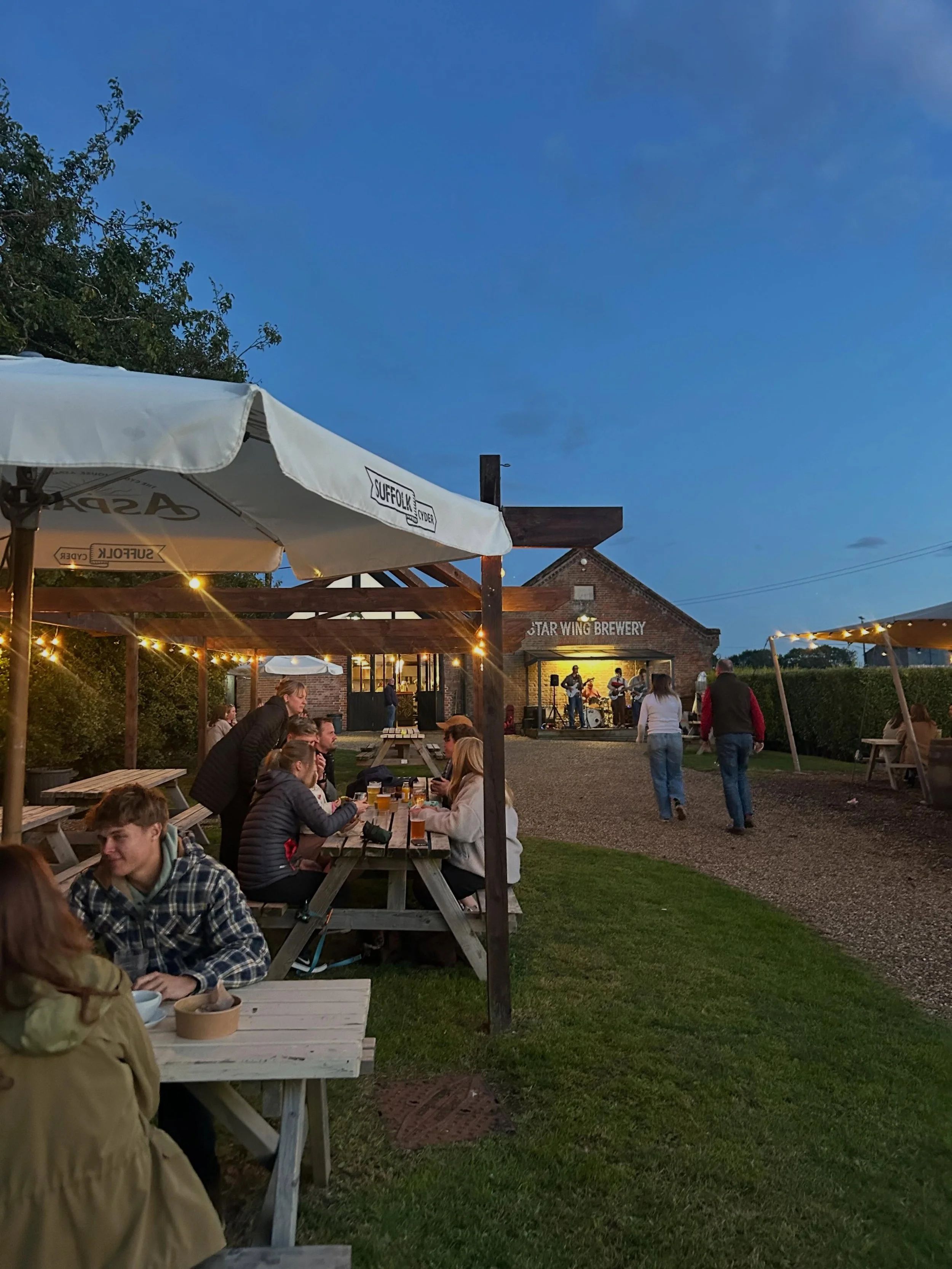 Perfect weather for a few pints outside the taproom this evening 🍻 

🍺 Happy Hour 5-6pm
🍔 Burgers from 6-8:30pm
🎧 @soundwax_ from 6pm

Open from 5pm&hellip;

#starwing #taproom #craftbeer #livemusic #streetfood