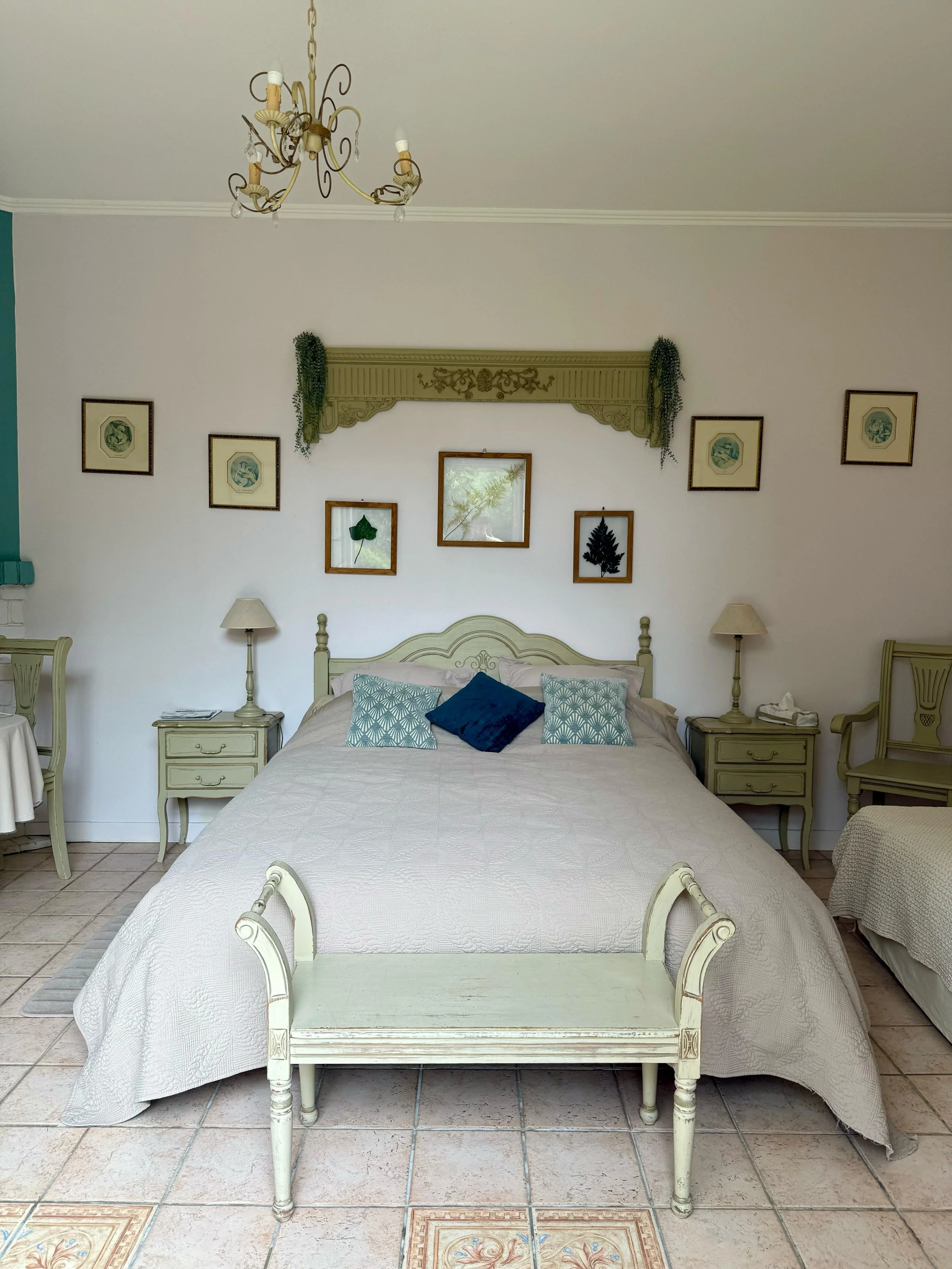 Chambre élégante avec lit double et décorations murales.