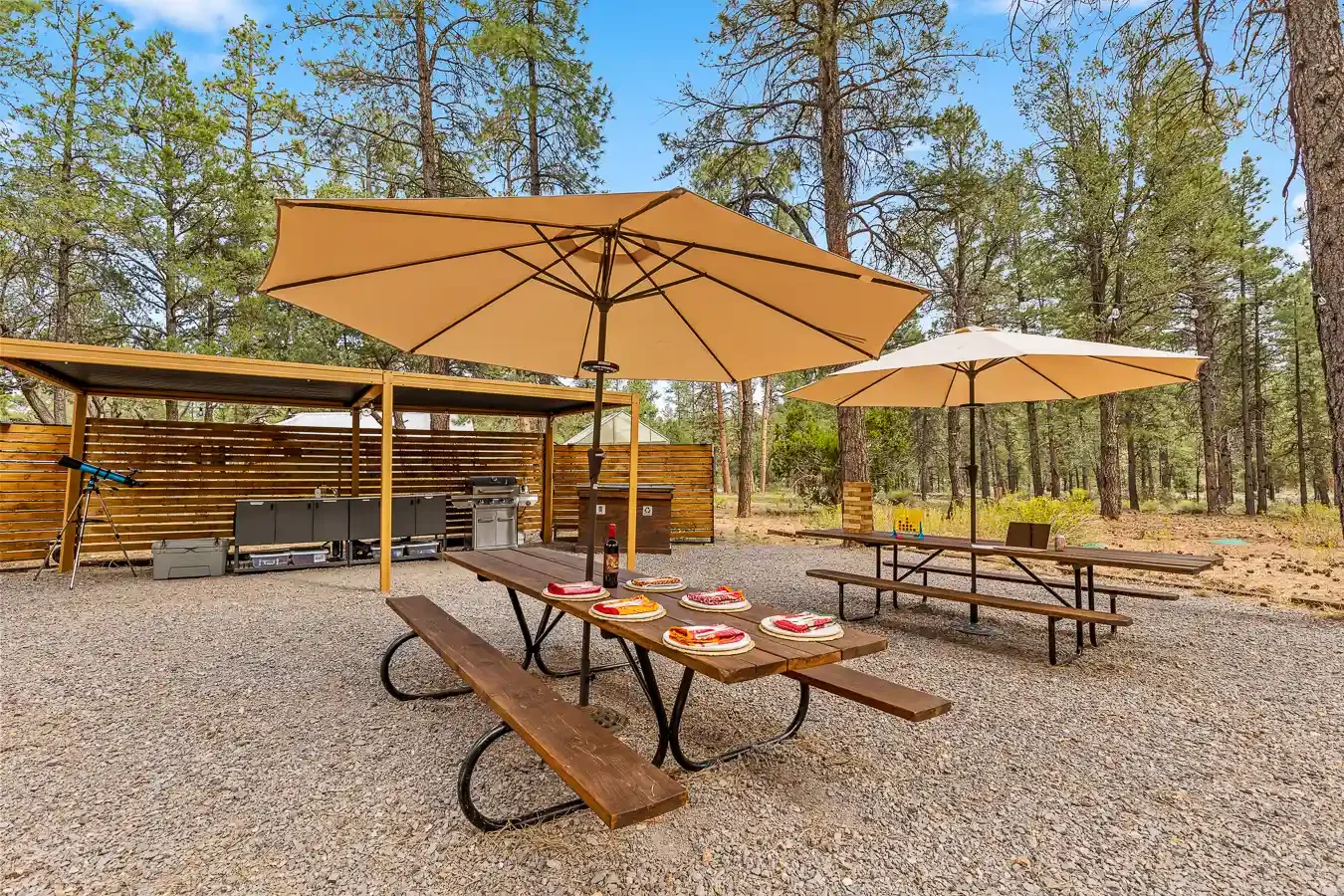 outdoor-dining-highland-glamping.webp