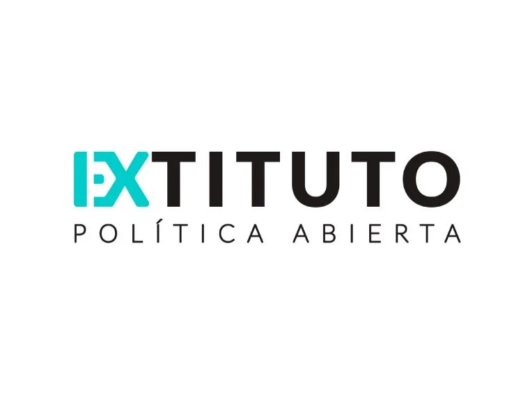Logotipo del Instituto de Política Abierta con letras en negro y azul sobre fondo blanco.