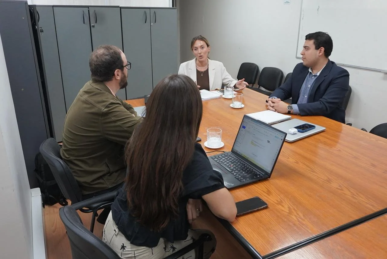 El equipo de Más para Chile reunido con representantes de la Asociación Chilena de Municipalidades
