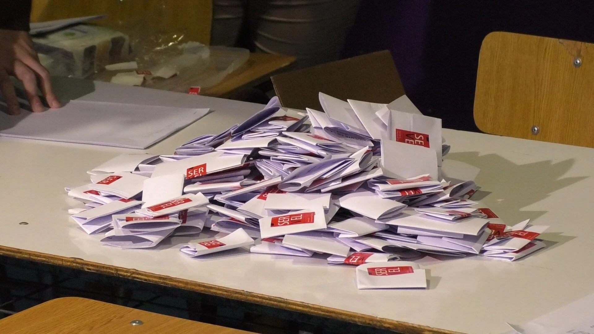 Votantes en un local de votación en Chile
