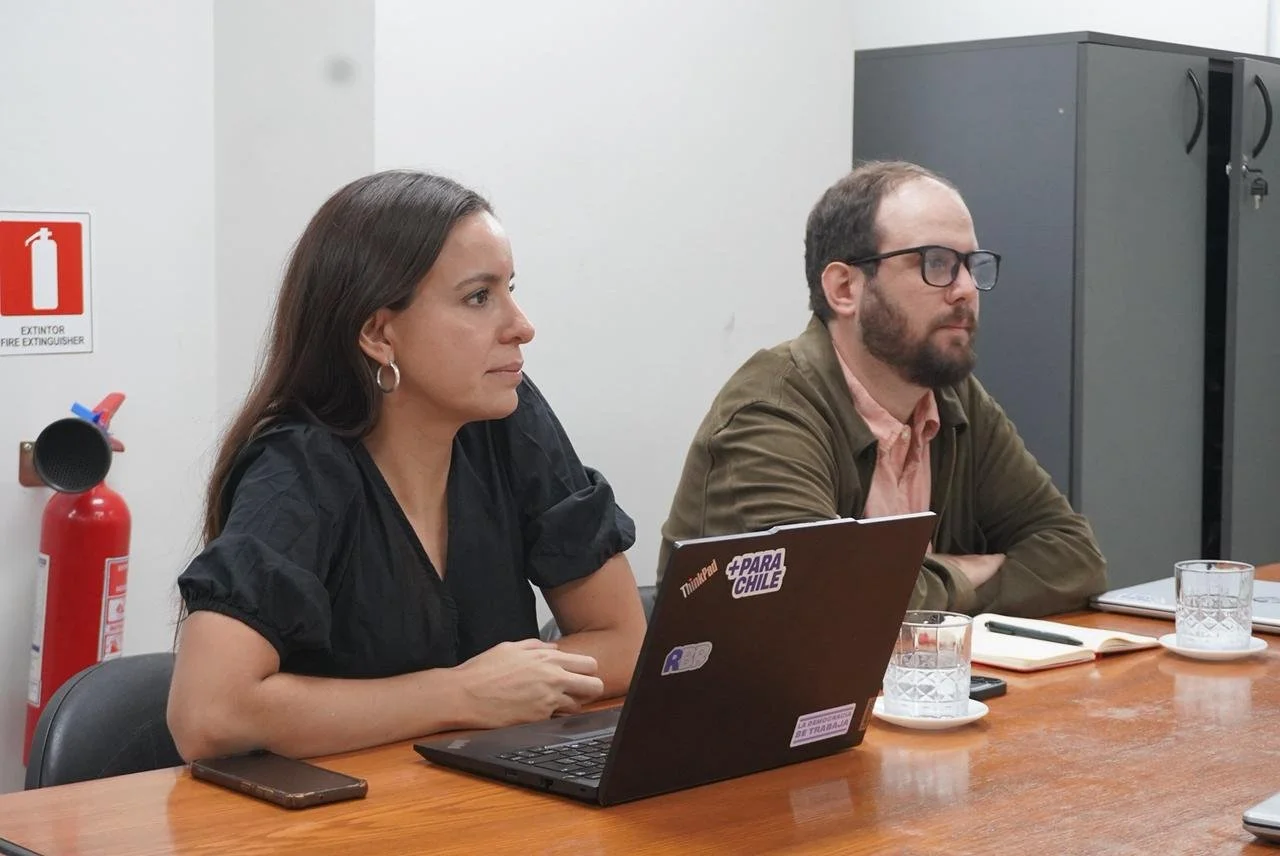 Valentina Rosas, directora ejecutiva de Más para Chile y Tomás Las Heras, coordinador de programas de formación en el encuentro con AChM.
