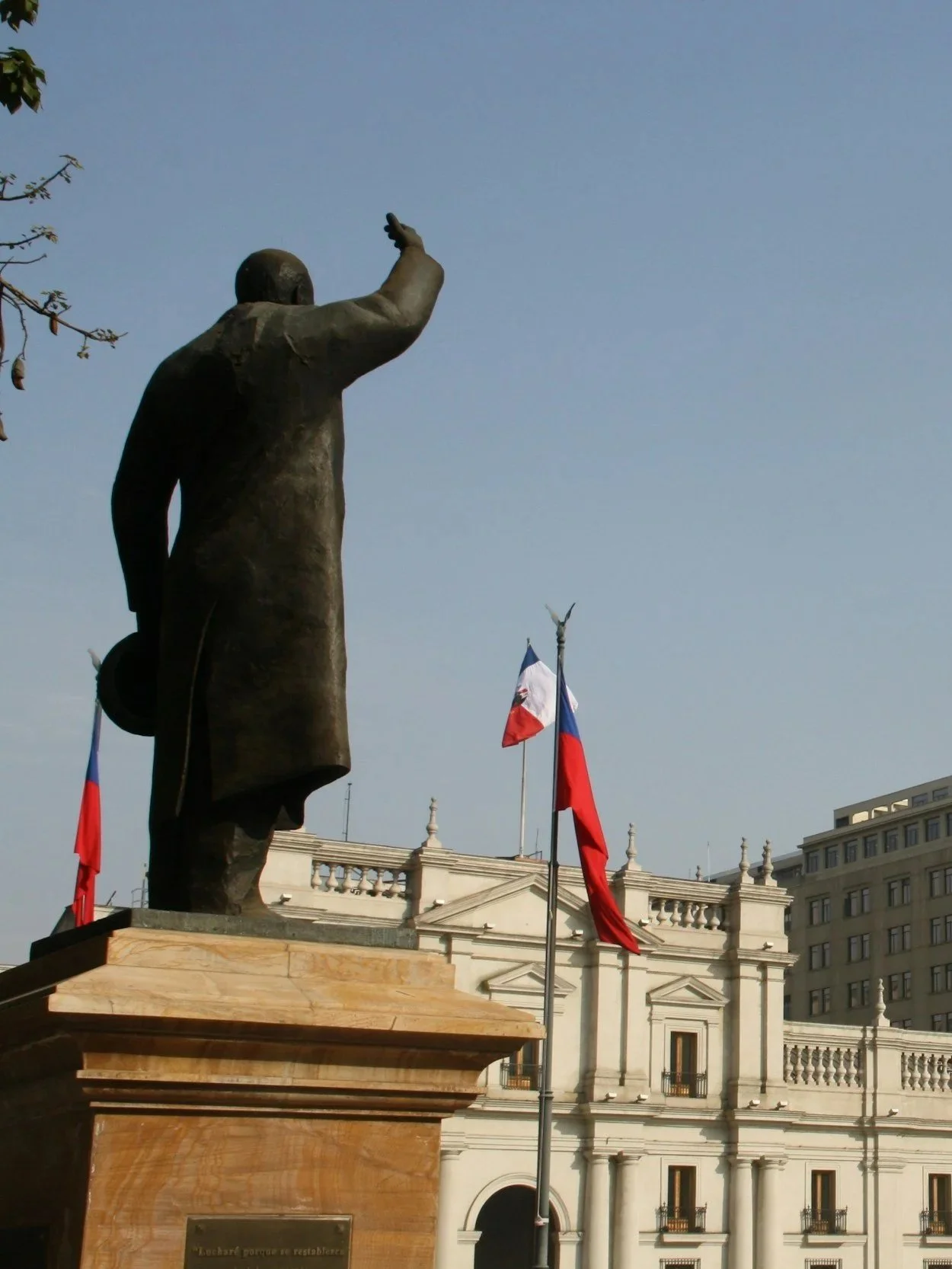 Estatua del expresidente Jorge Alessandri fuera del Palacio de La Moneda, sede del Gobierno de Chile