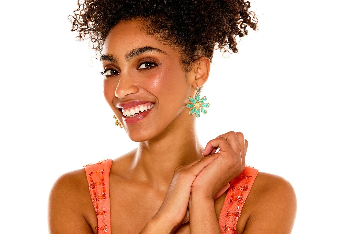 🌸 ✨signs of spring ✨🌸

the beautiful @itseliane for @rain_jewelry_collection 
photos @joelbphoto 
HMU by me @artistswithagency 

#bostonmakeupartist #promua #makeupartistsworldwide #springmakeup #glowingskin #cleanbeauty #naturalcurls #curlygirlsro