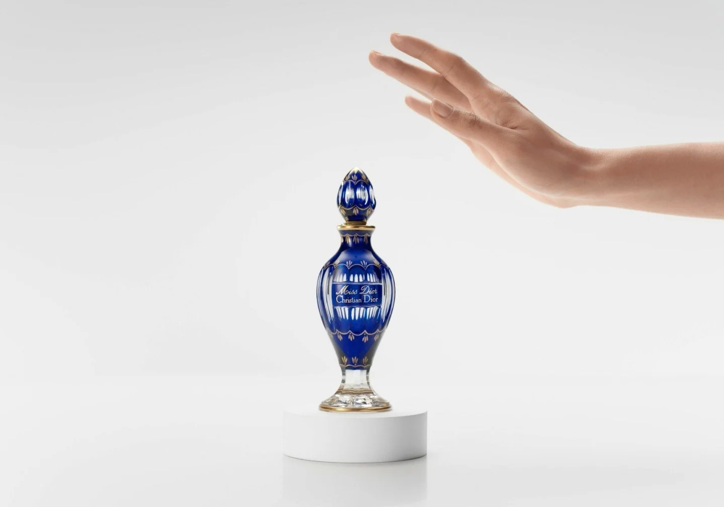 L'amphore: un savoir-faire d&rsquo;exception.
Clich&eacute; de notre dernier film H&eacute;ritage pour @dior.
-

#DiorBeauty #DiorParfums #ChristianDior #Heritage #Parfums #Iconicdesign #Luxury