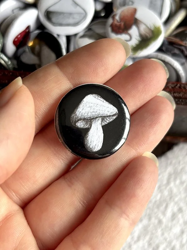 isabelle.algrin.pinbadges.blackmushroom.jpg