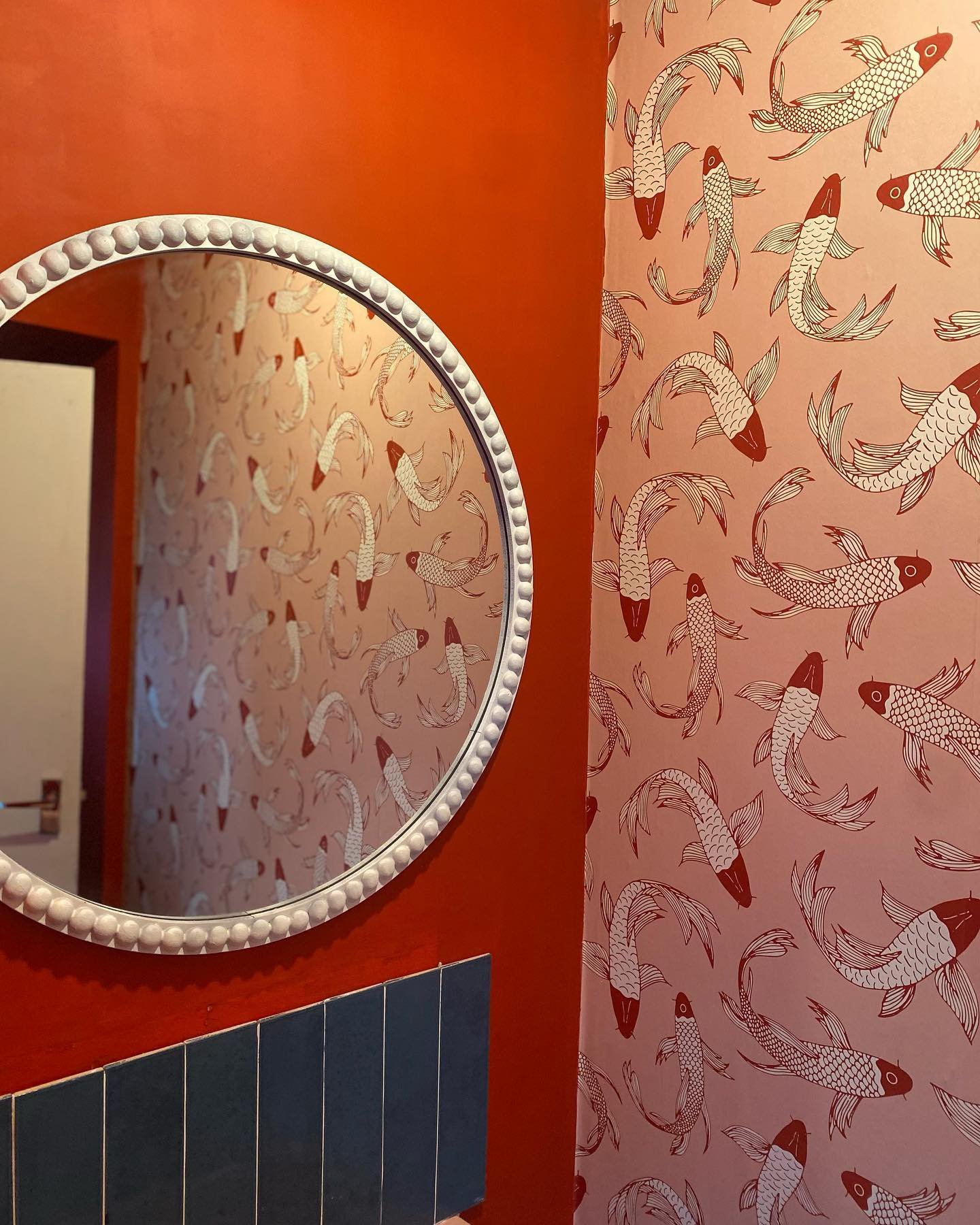 Bringing a bit of funk to your life! &hearts;️

Ft. White bobble mirror

@lust.home 
#interiordesign #mirror #bobblemirror #wallpapers #cloakroom #homerenovation