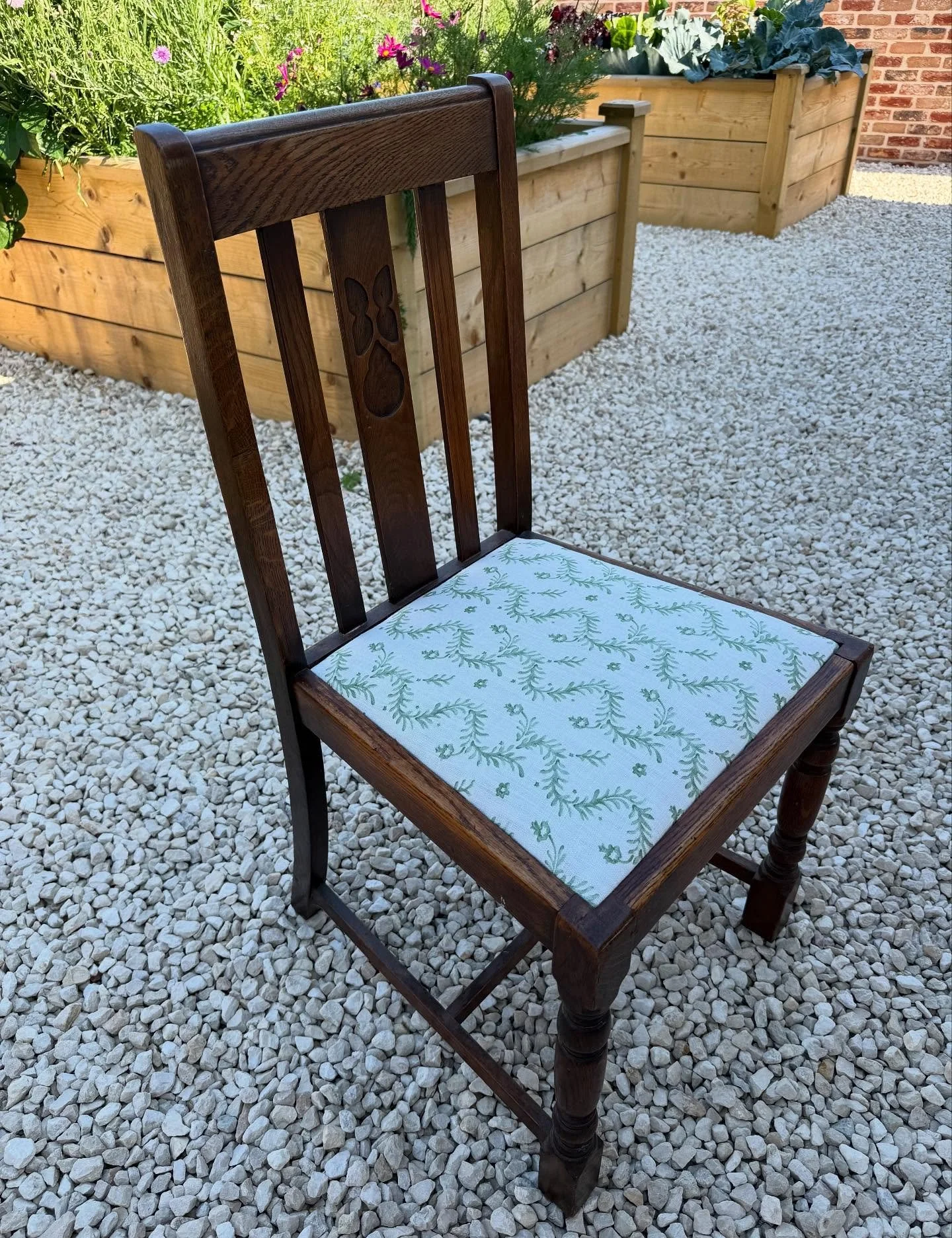 Now available!

Antique chair in a gorgeous linwood fabric 💚