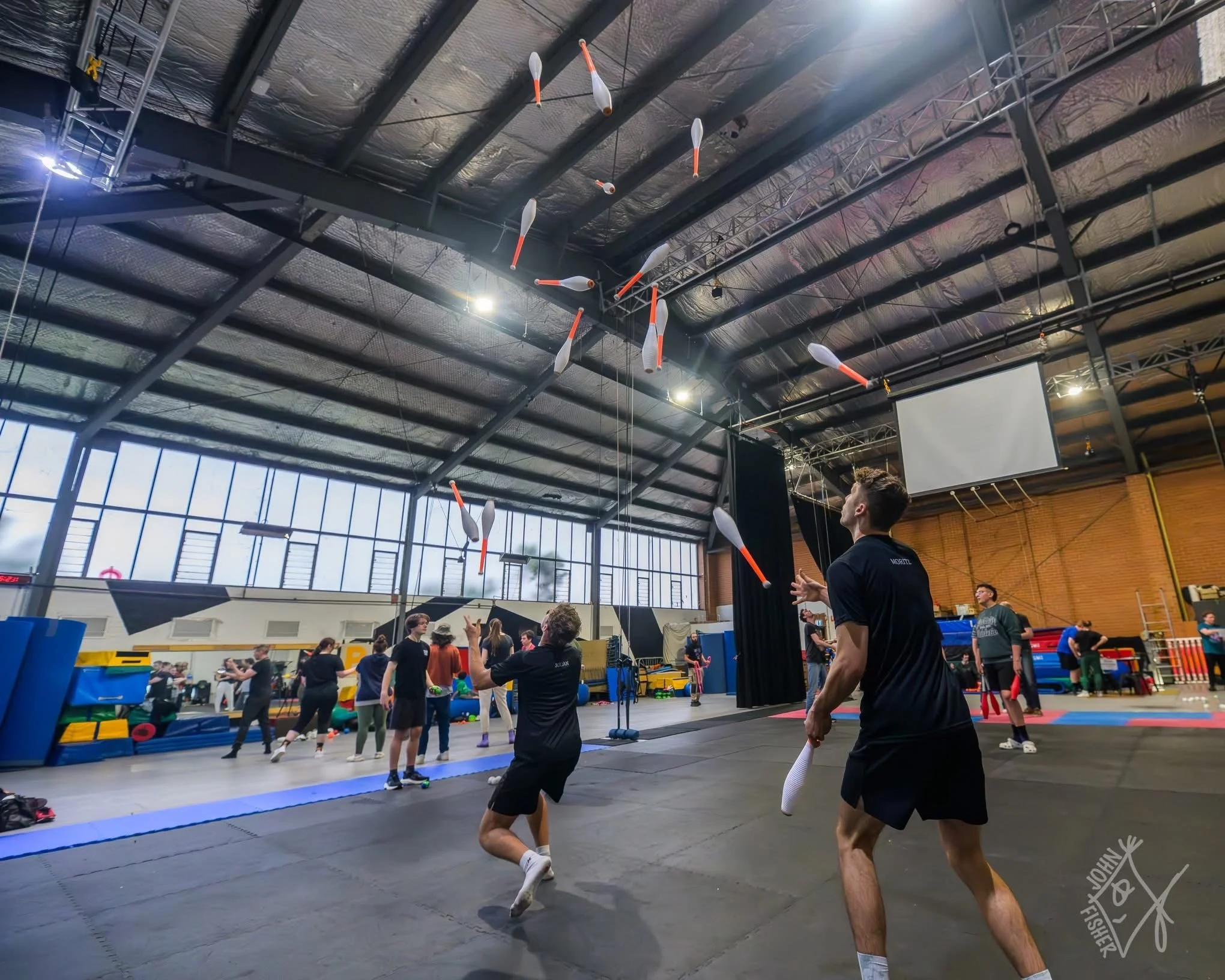 Erstmals weltweit: Fusion jongliert 16 Keulen