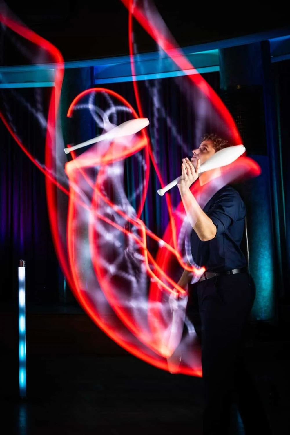 LED-Jongliershow auf Firmenevent mit Lichteffekten und Bühnenperformance