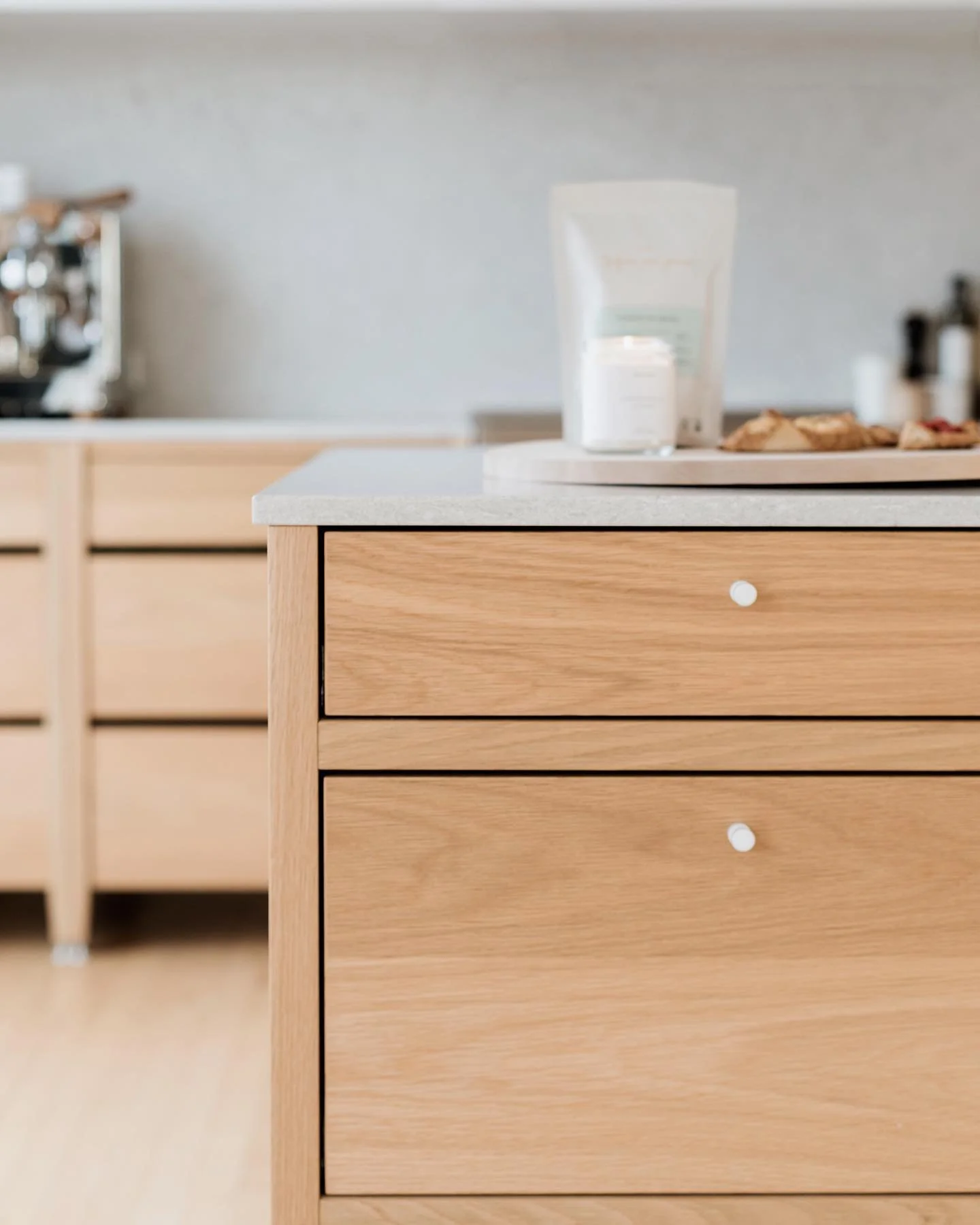 Tr&egrave;s fiers de retrouver nos modules de cuisine 100&nbsp;% montr&eacute;alais aux c&ocirc;t&eacute;s des beaux produits locaux de&nbsp;@troisfoisparjour. ❤️

Very proud to see our Montreal-made kitchen cabinets alongside&nbsp;@troisfoisparjour&