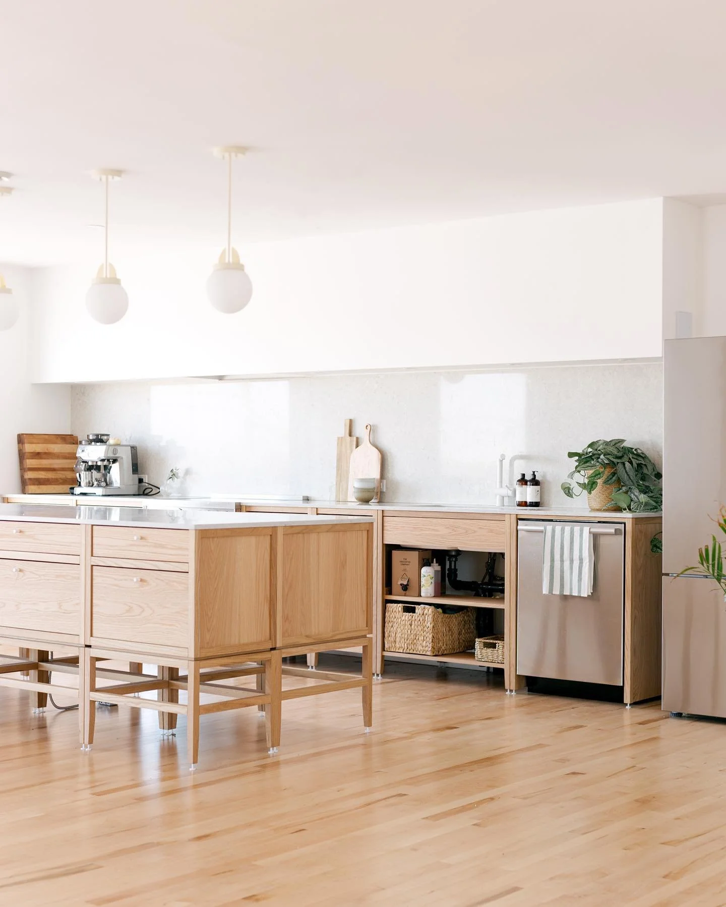 @troisfoisparjour&rsquo;s coquo kitchen !!! We are extremely proud of how this collab turned out! 💛

La cuisine coquo de&nbsp;@troisfoisparjour !!! Nous sommes toujours extr&ecirc;mement fiers du r&eacute;sultat final! 💛 

Cabinets:&nbsp;@coquo_off