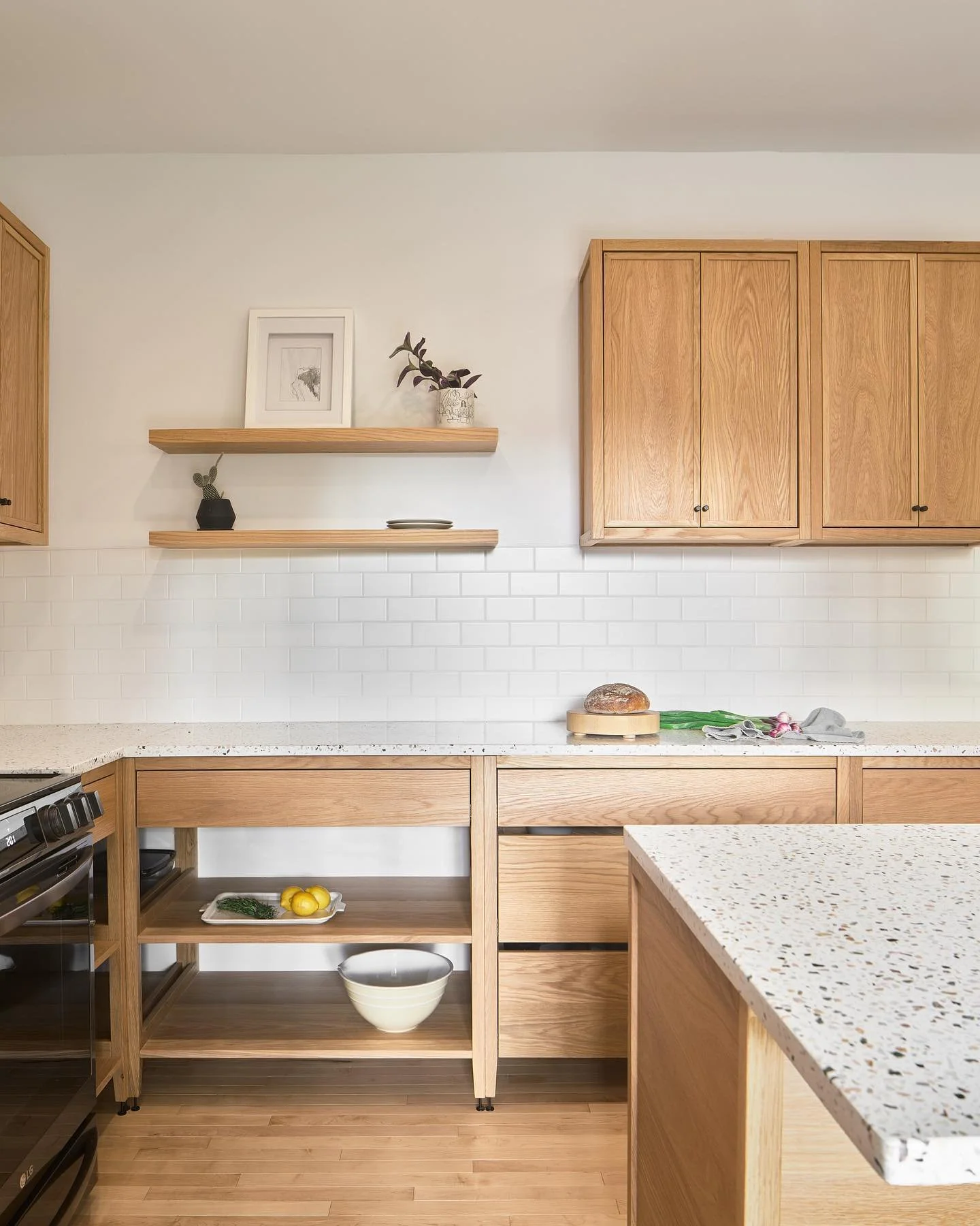 Seamless blend of style and functionality with this Coquo kitchen in natural oak💖
Harmonie parfaite entre style et fonctionnalit&eacute; dans cette cuisine Coquo en ch&ecirc;ne naturel 💖

Cabinets: @coquo_official 
Photo: @philbernard_photographe