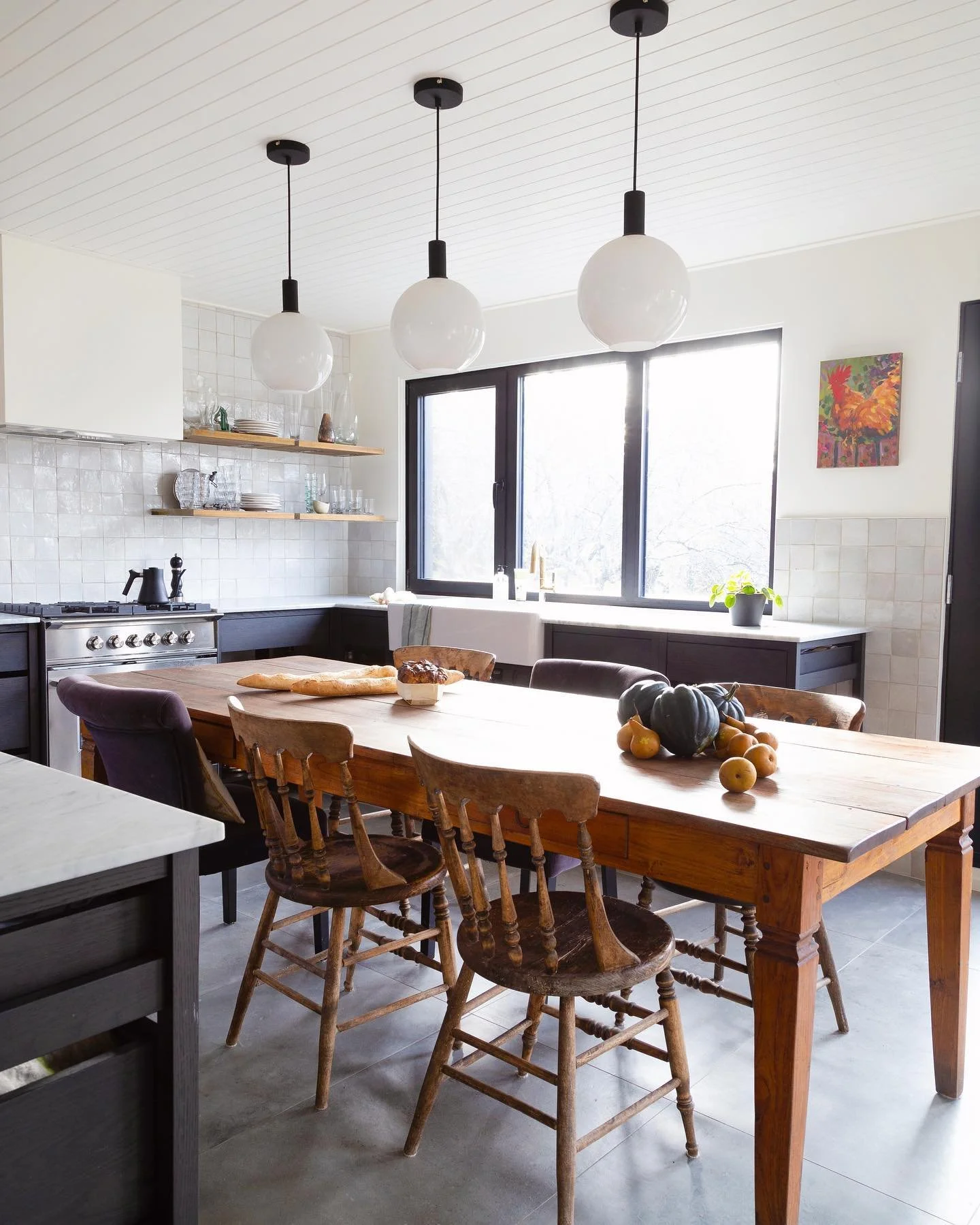 Embracing Proven&ccedil;al charm: A cozy kitchen in black stained oak in the heart of &icirc;le d&rsquo;Orl&eacute;ans ✨

Le charme proven&ccedil;al captivant: une cuisine en ch&ecirc;ne teint noir nich&eacute; au c&oelig;ur dans verger sur l&rsquo;&