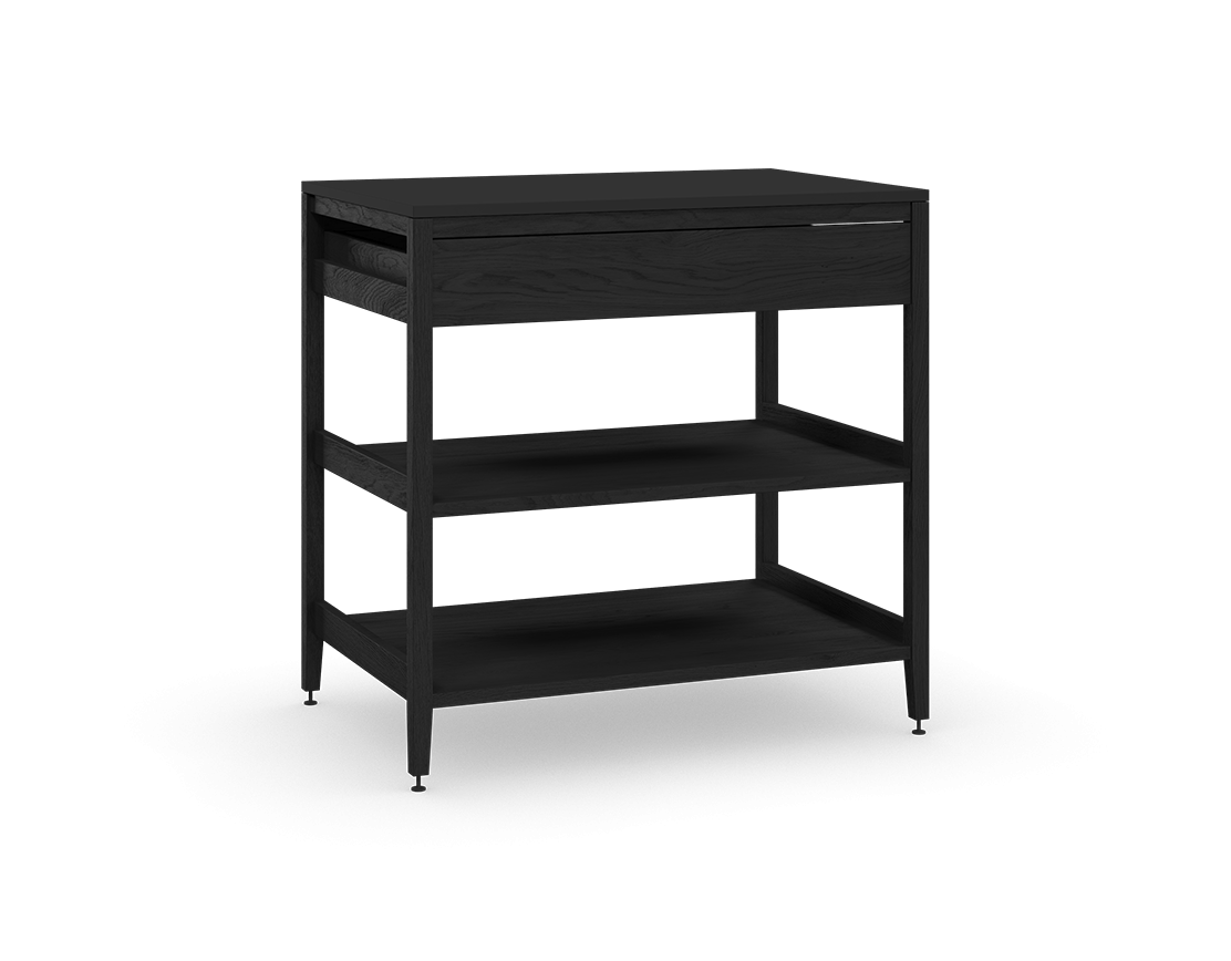 Armoire de cuisine modulaire en chêne teint noir, avec un tiroir et deux tablettes en bois pleine largeur. Conçue pour le rangement ouvert, sur pattes en métal noir.