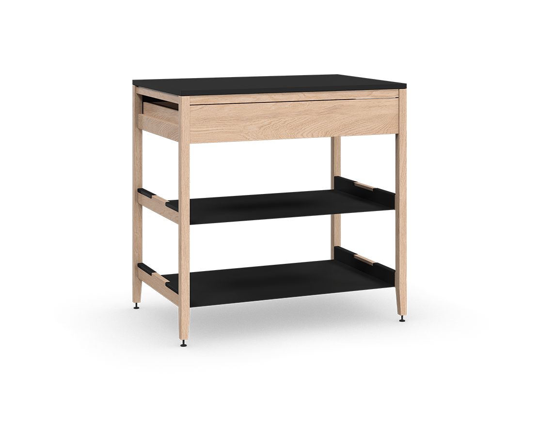 Cabinet de cuisine autoportant en chêne naturel, avec tiroir et tablettes en métal noir, sur pieds en métal noir.