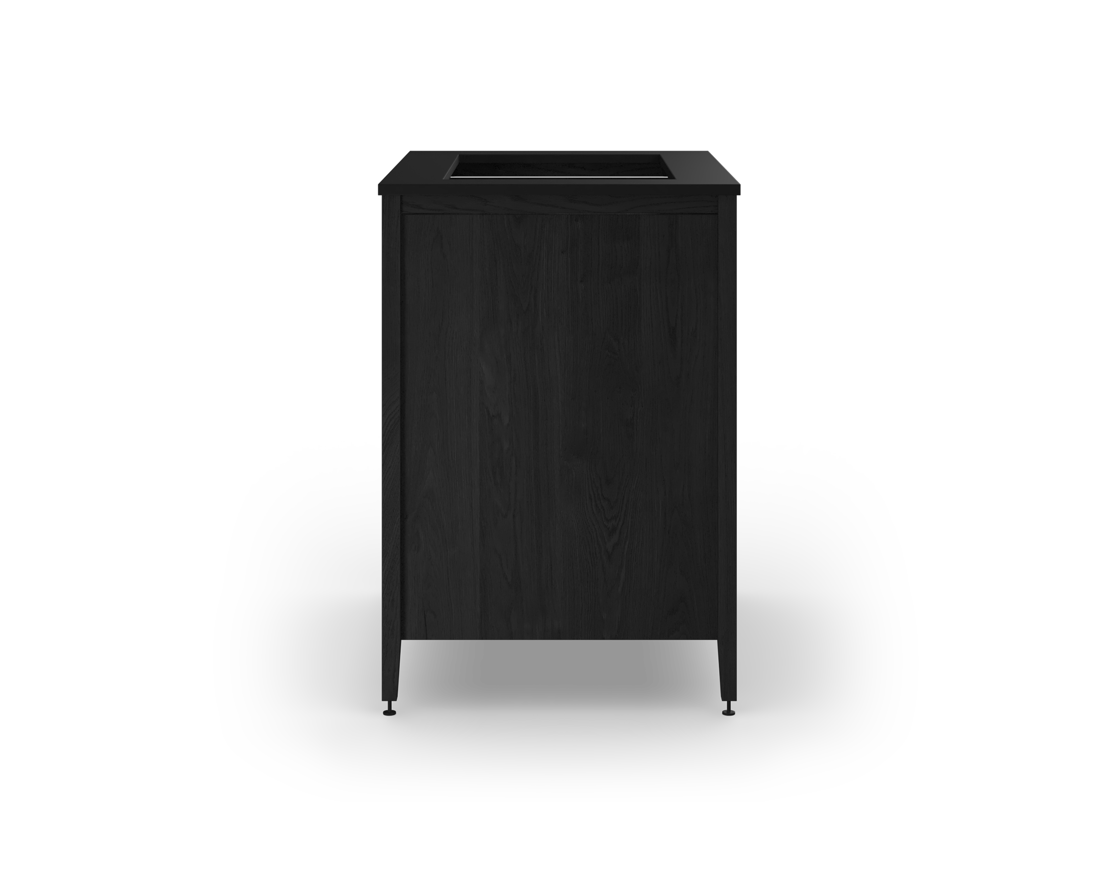 Cabinet de cuisine modulaire en chêne teint noir, avec une façade fixe, deux portes et deux demi tablettes complètes. Conçu pour un évier sous comptoir avec des pattes en métal noir.