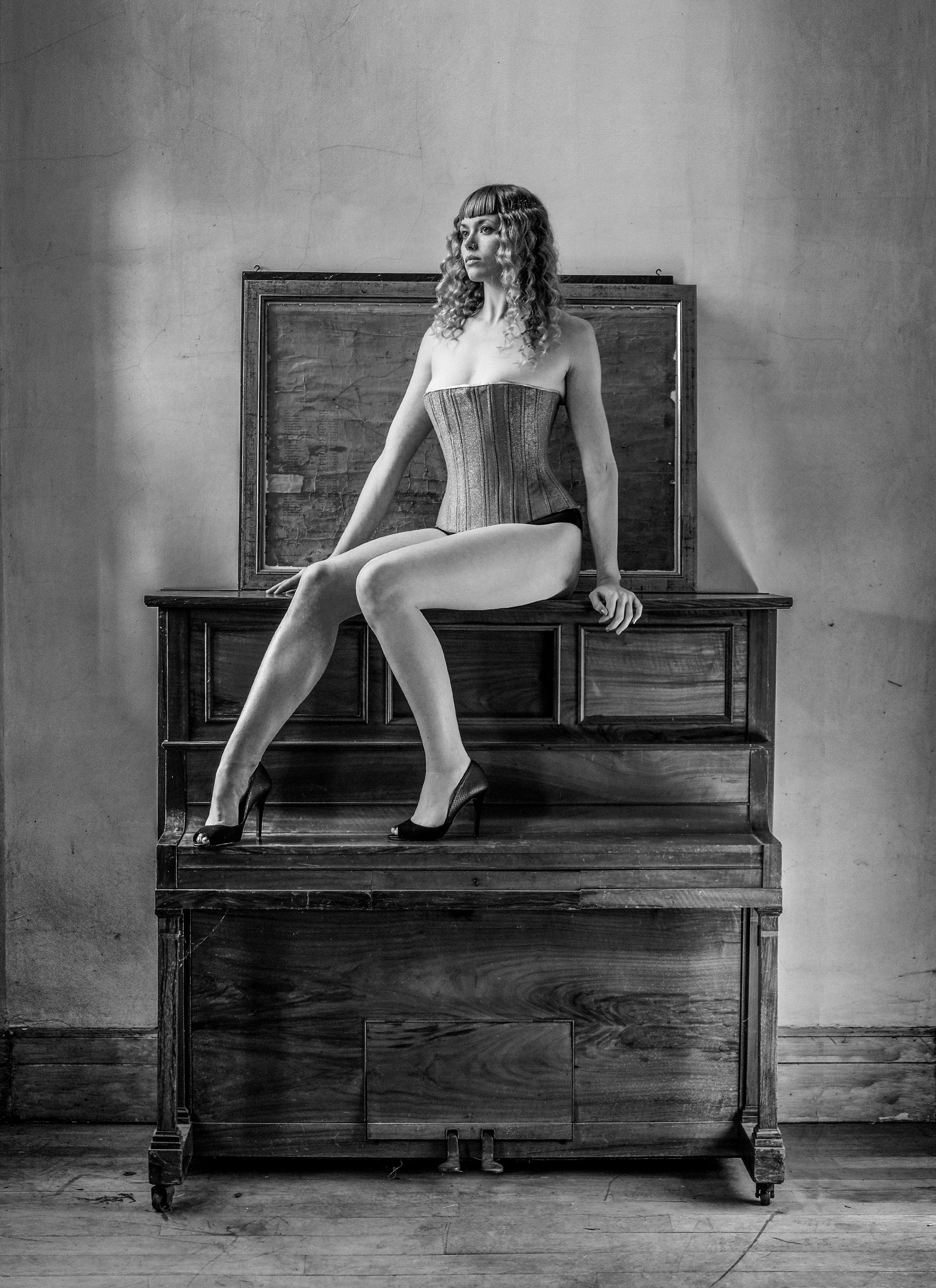 DEBORAH BRAND, CORSETIERE