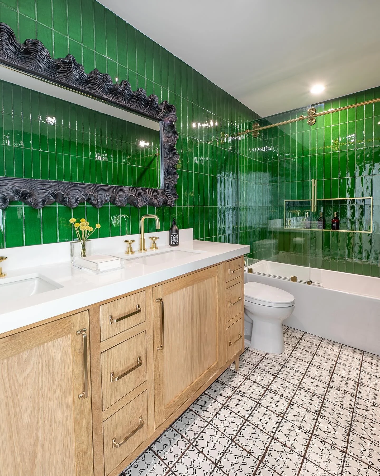 So fresh & so green 💚 // 📸 by @clairezurek 
#bathroom #bathroomdesign #bathroomstyle #guestbathroom #guestbath #popofcolor #houstoninteriordesign #houstoninteriordesigner #houstoninteriors #interiordesign  #interiordesigner #lindseygilleyinter