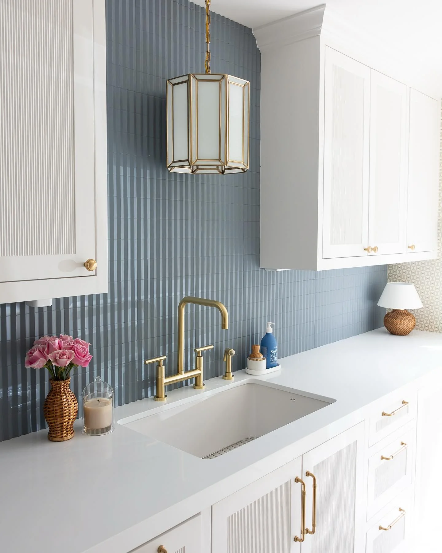 It’s all in the details ✨ // 📸 by @clairezurek 
#laundry #laundryroom #laundrydesign #laundryroomdesign #detailsmatter #houstoninteriordesign #houstoninteriordesigner #houstoninteriors #interiordesign  #interiordesigner #lindseygilleyinterior