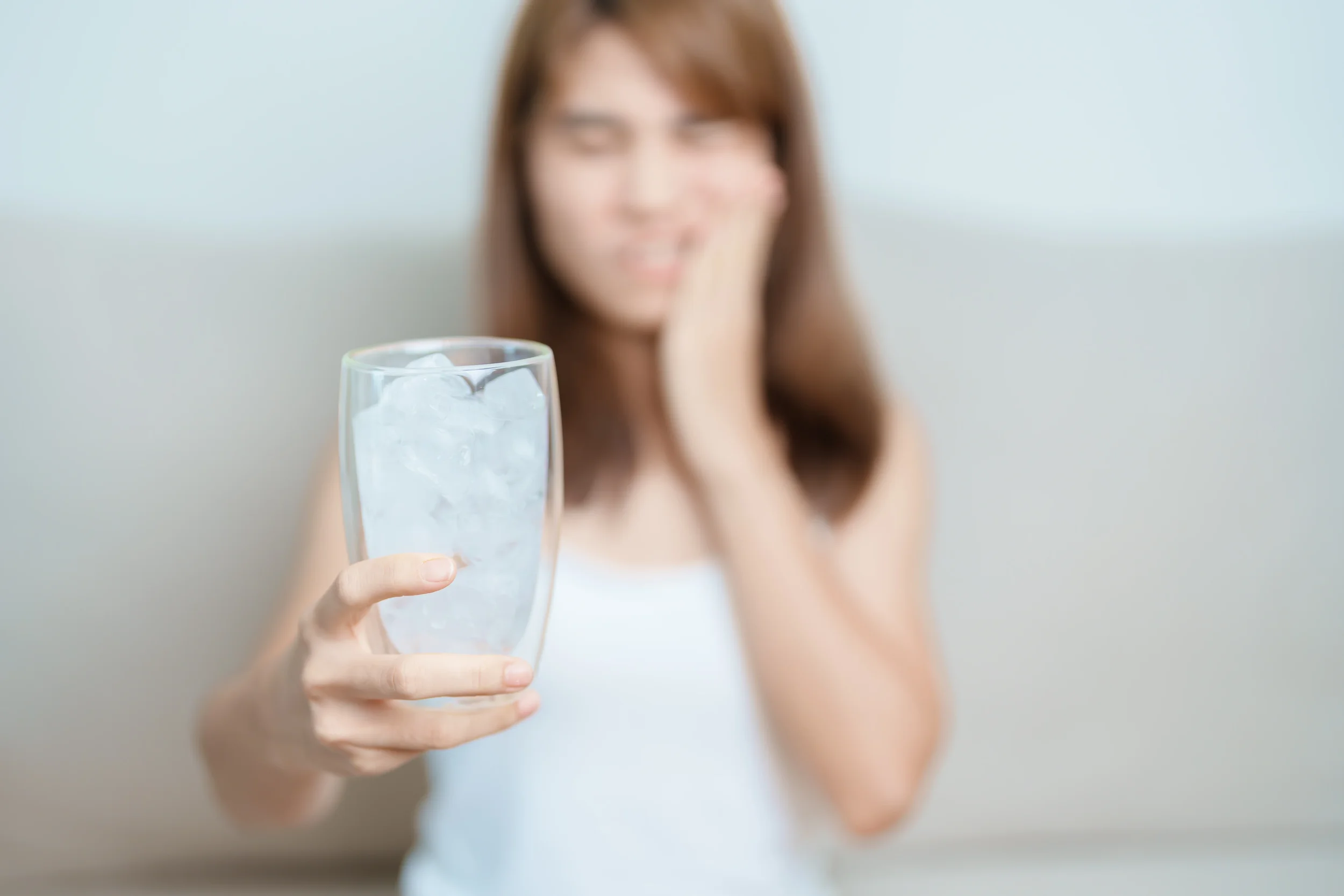 El efecto del frío decembrino en tus dientes: por qué aumenta la sensibilidad y cómo protegerte