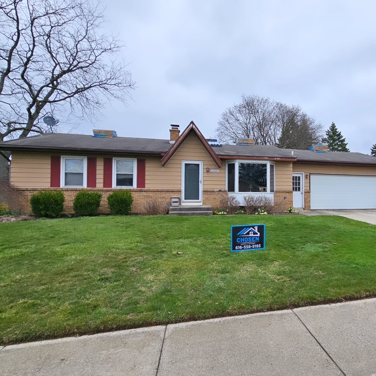 ๐ ๐จ Another home getting a brand-new roof! We're excited to bring top-quality craftsmanship to this project, ensuring durability, style, and protection for years to come. Stay tuned for the transformation!
Thinking about a new roof? Call us today f