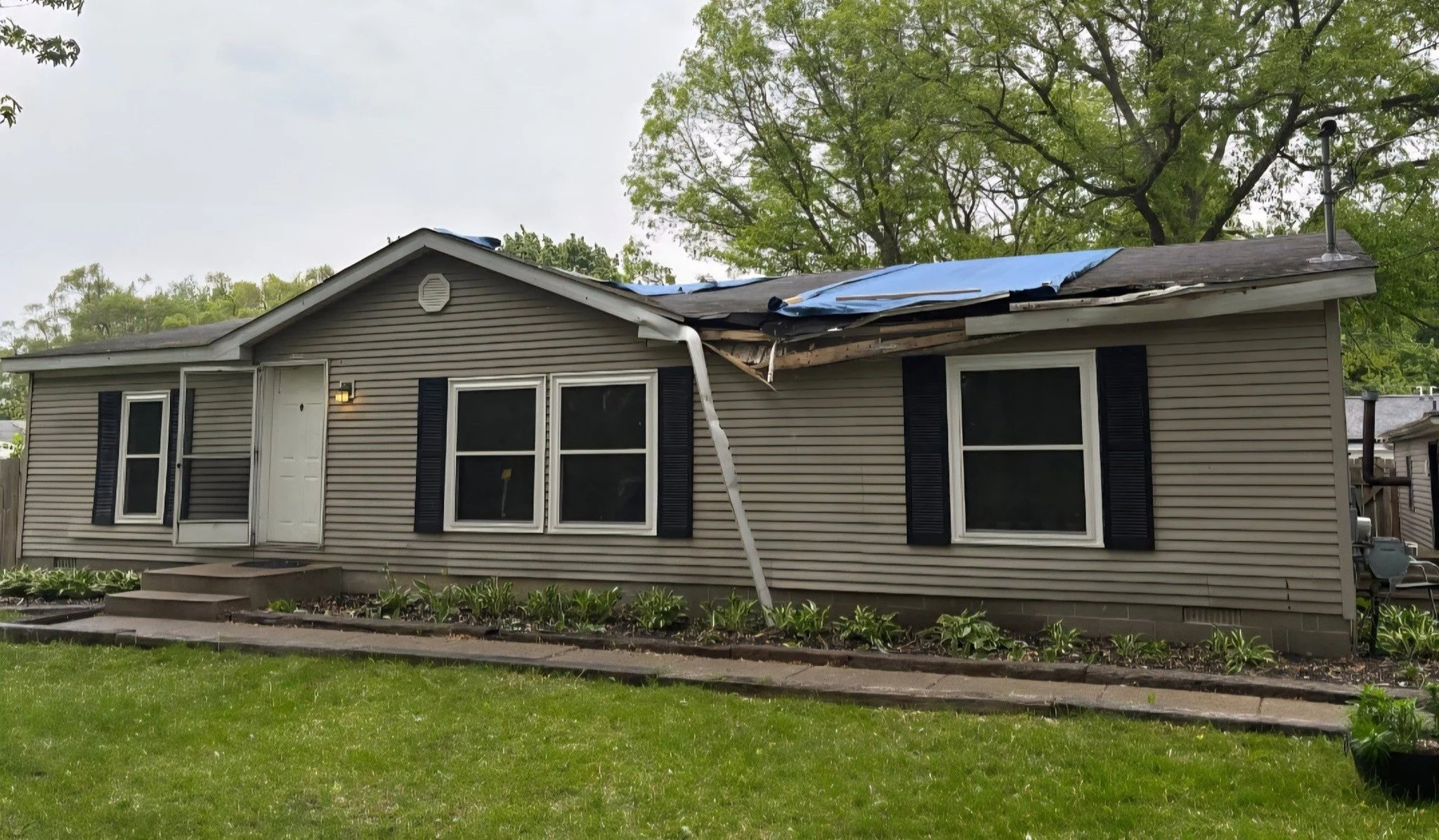 Before ➡️ After Transformation! 🔨🏠
Check out this! 👇
We gave this home a brand new roof, fresh soffit, and clean fascia, and the results speak for themselves! ✅
From tarped and damaged to sharp and protected &mdash; not only does it look amazing, 
