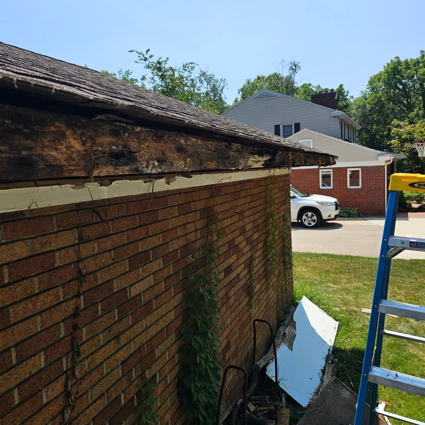 This garage was in need of a makeover. We removed all of the rot and replaced it with all new lumber! It also received all new vinyl siding, soffit, and custom bent fascia! ✅️