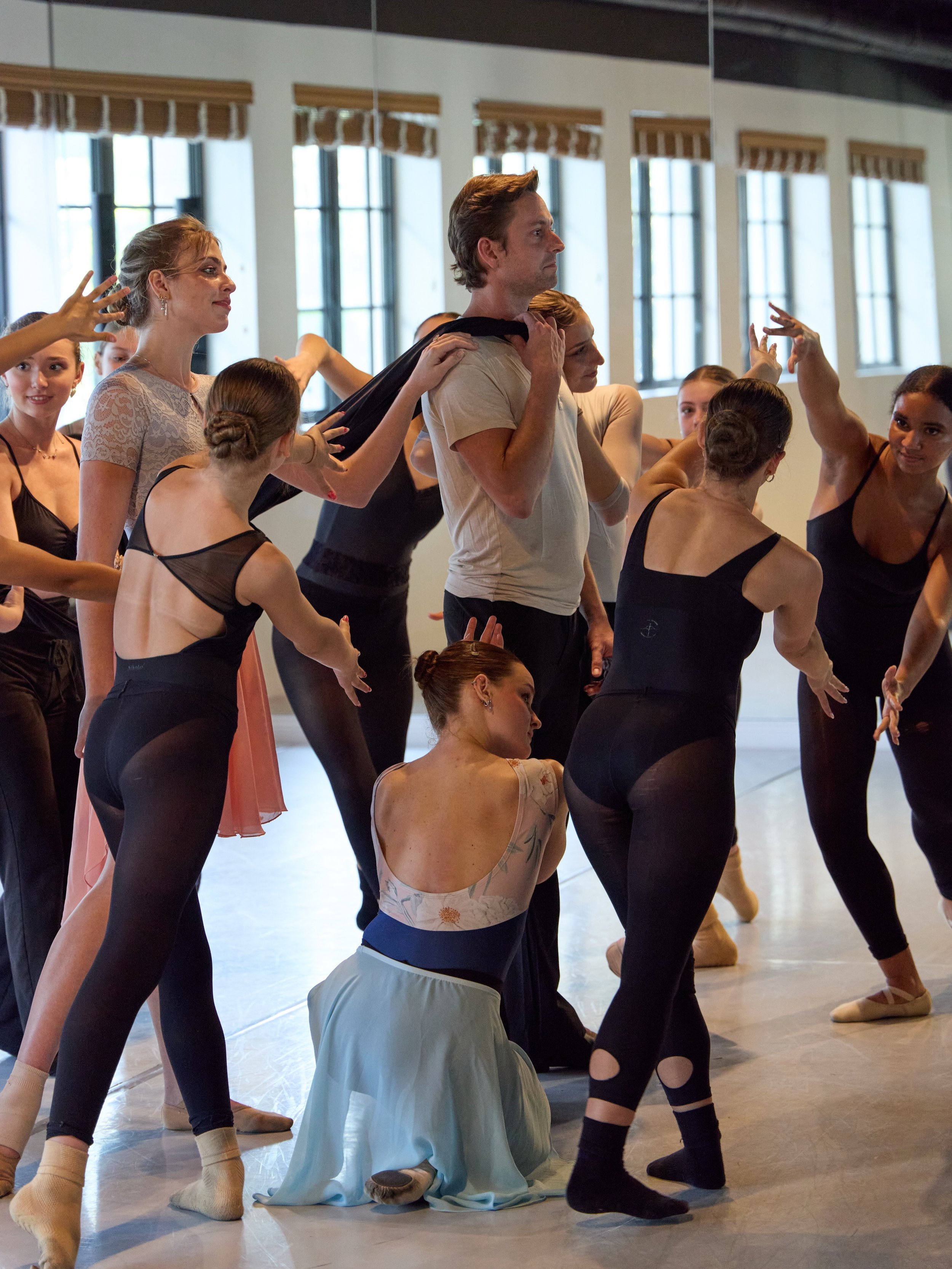 Thank you to everyone who joined us for our Living Room Series featuring choreographer Jerry Opdenaker @jerryopdenaker and company dancers of Ballet Florida. 

Guests experienced a behind the scenes look into the creation of AFTERMATH. From the rehea