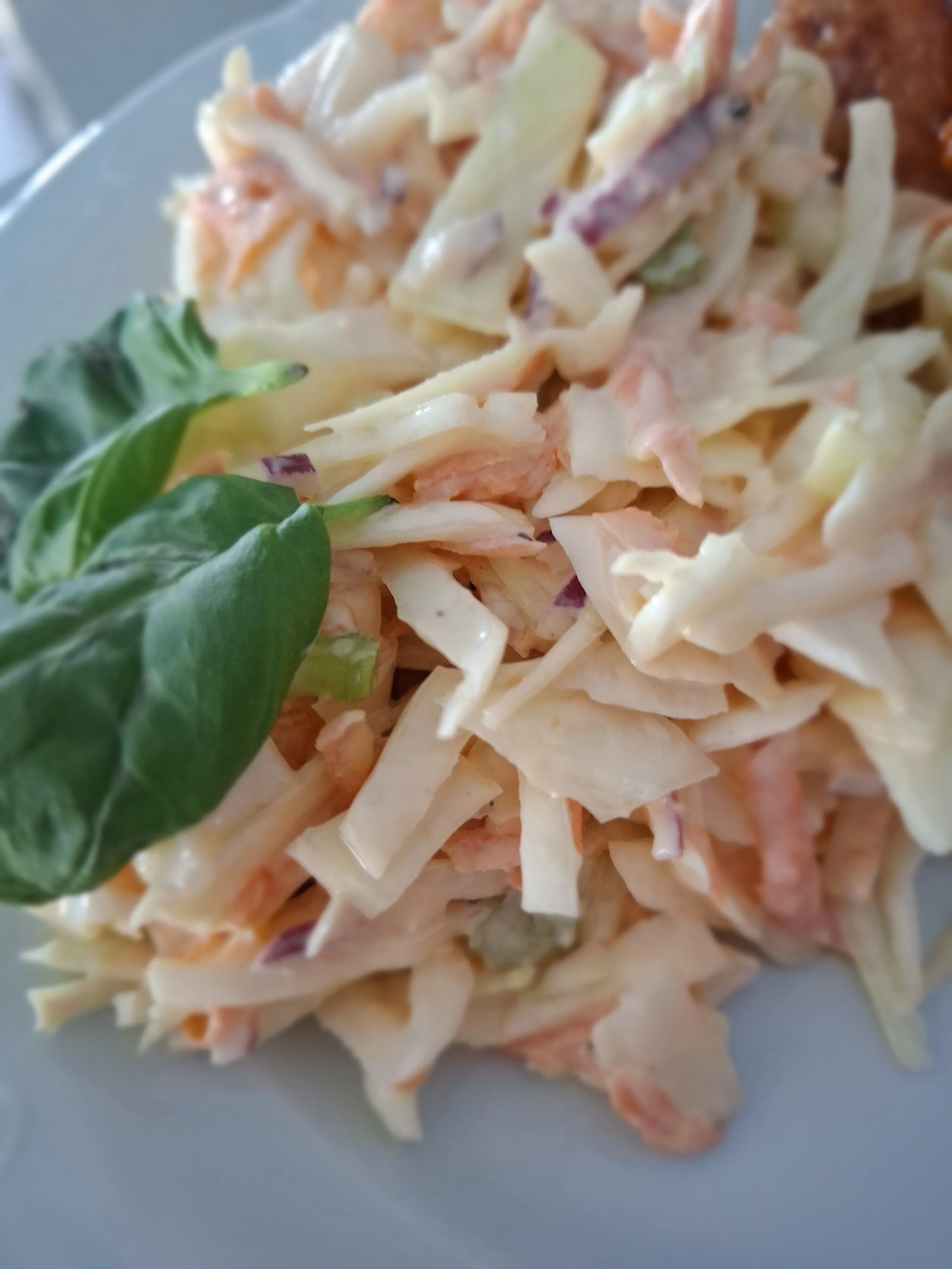 Raikas Coleslaw-limesalaatti