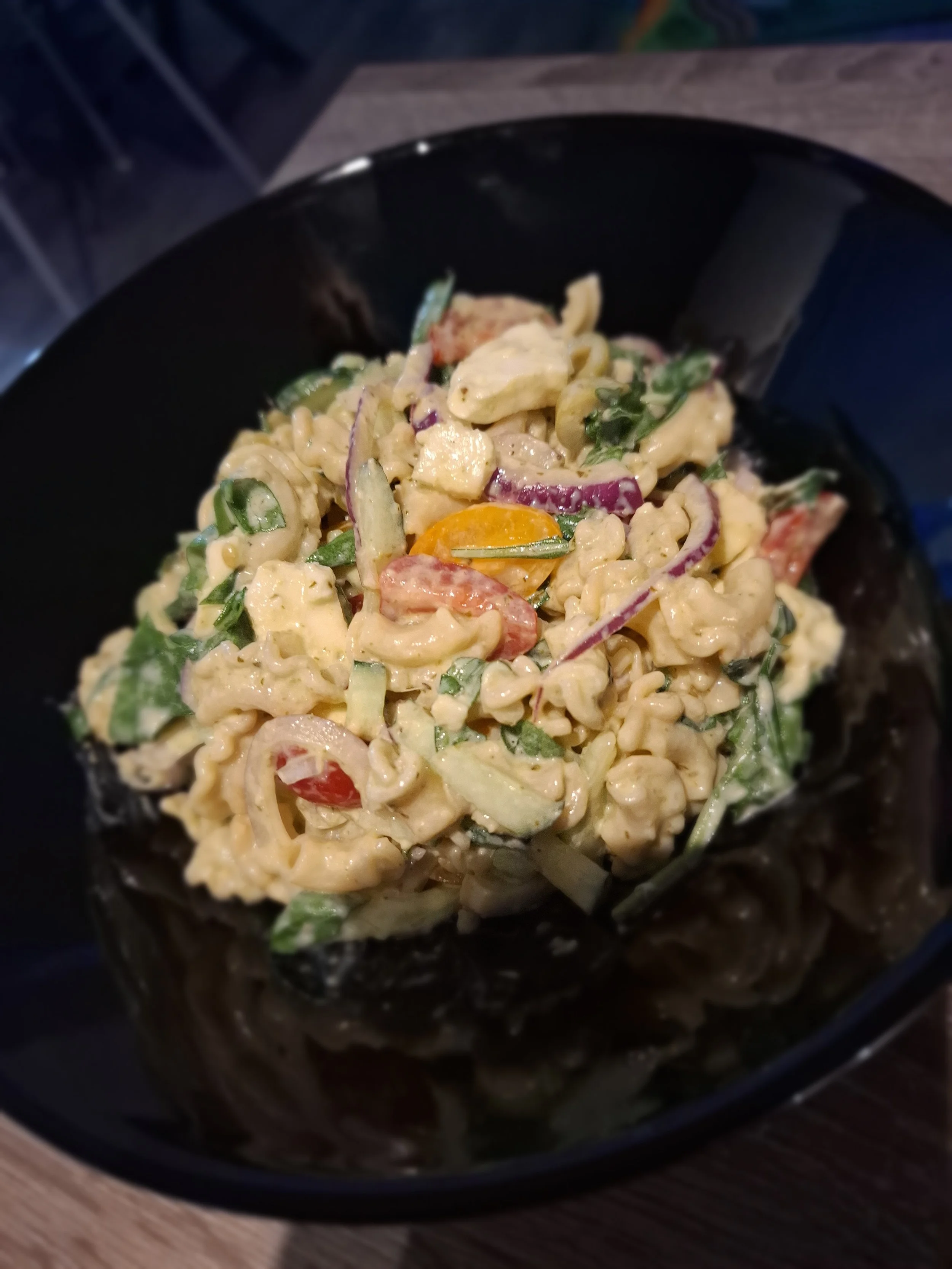 Kaurapasta-pestosalaatti