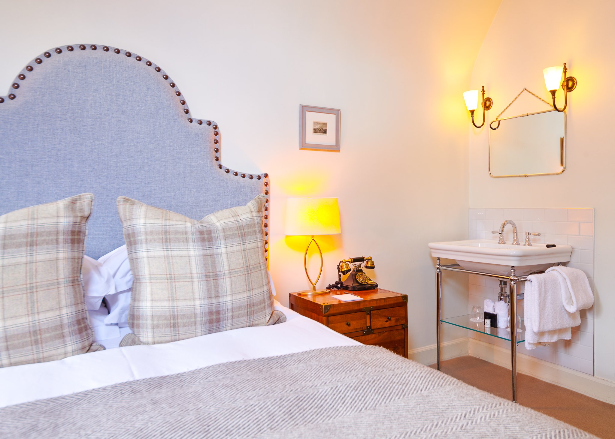 Roseate Edinburgh cosy bedroom with tartan details – boutique hotel photography Edinburgh