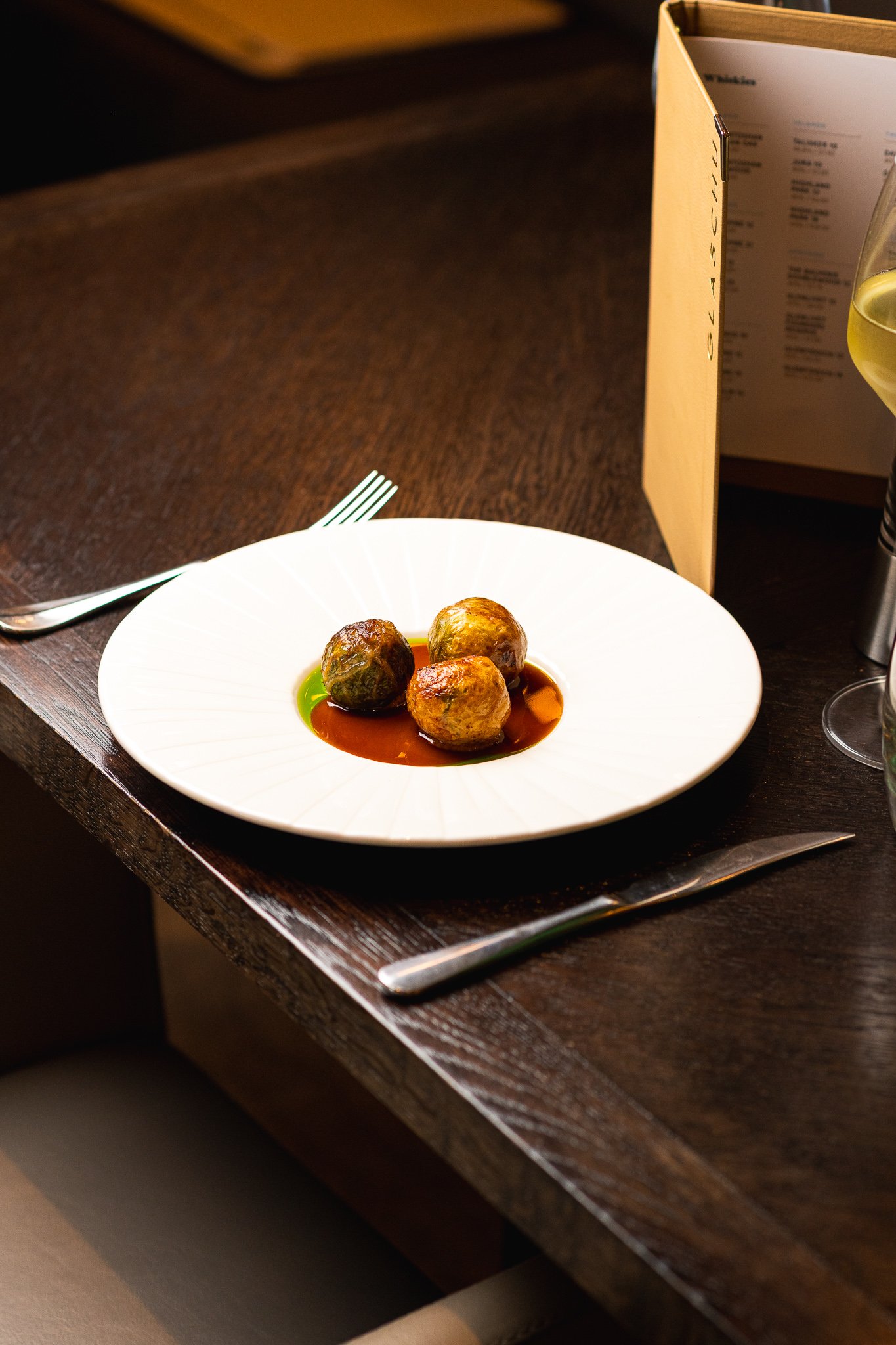 Glaschu Glasgow meat dish on white plate – restaurant food photography Glasgow