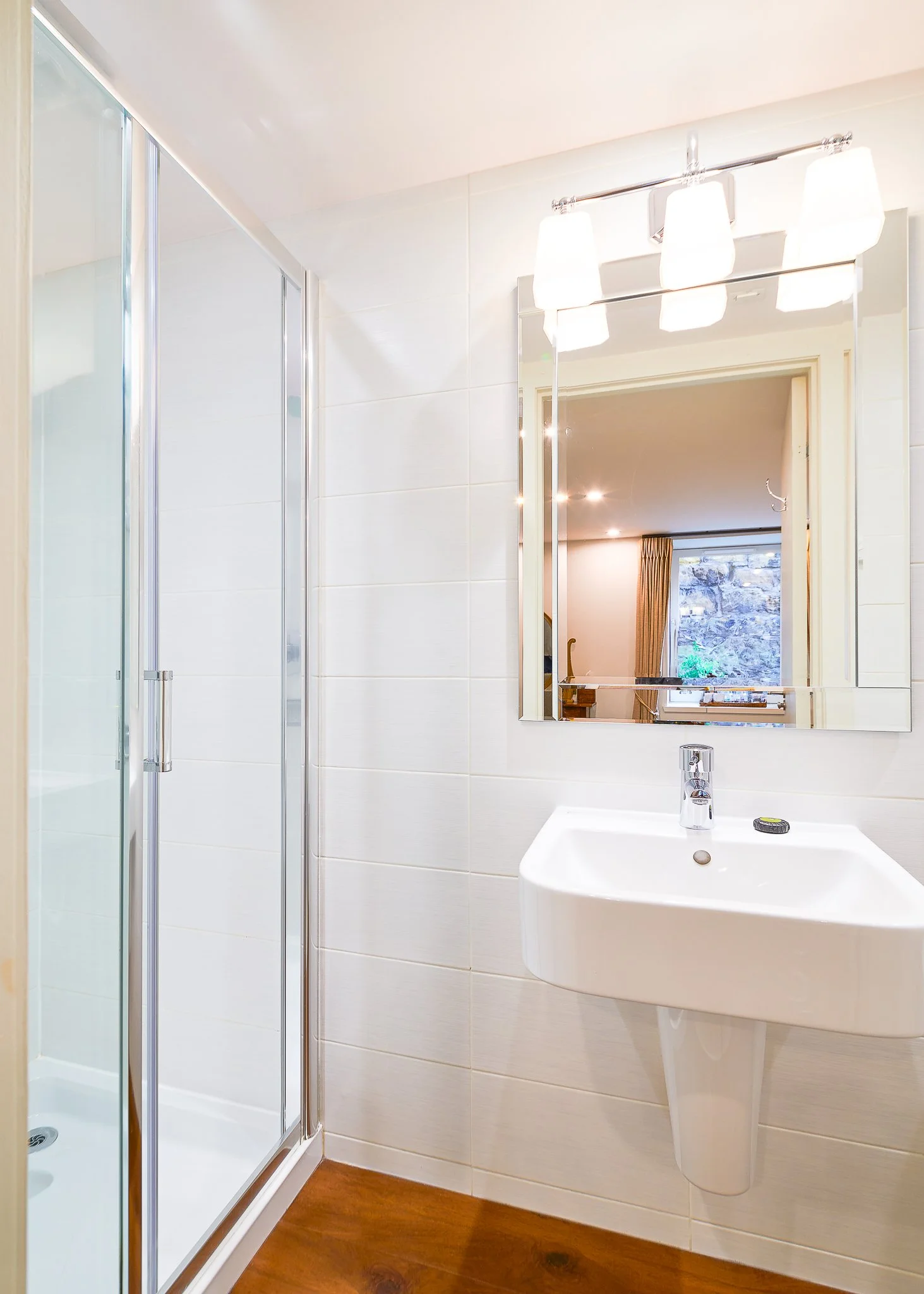 Roseate Edinburgh bright bathroom with mirror – boutique hotel photographer Edinburgh