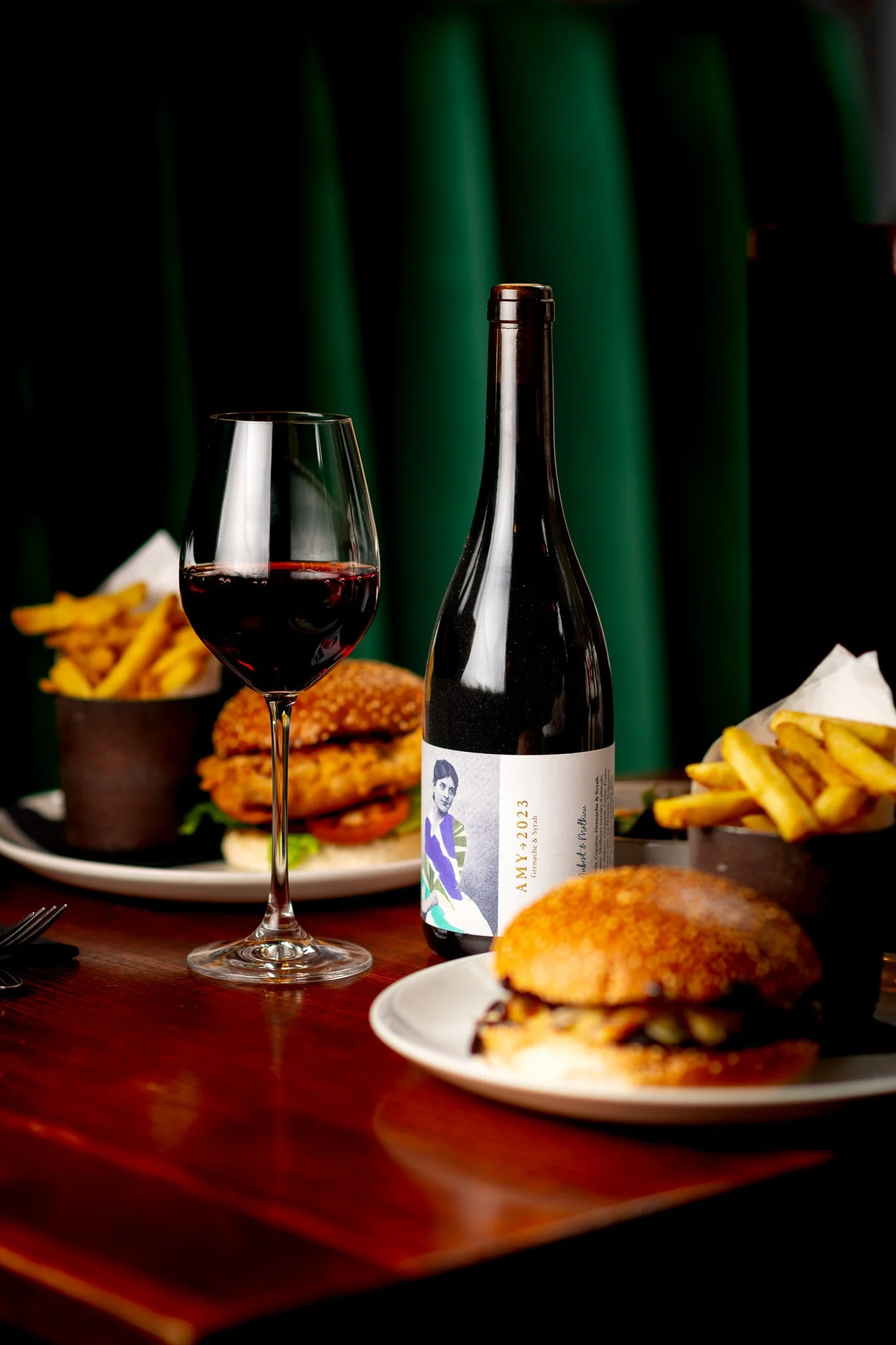 Duke's Umbrella Glasgow burger with red wine – food and drink photographer Glasgow
