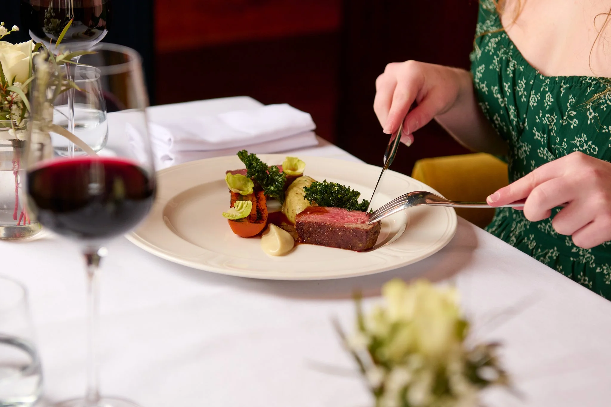 Roseate Edinburgh steak with vegetables being cut – hotel restaurant food photographer Edinburgh

