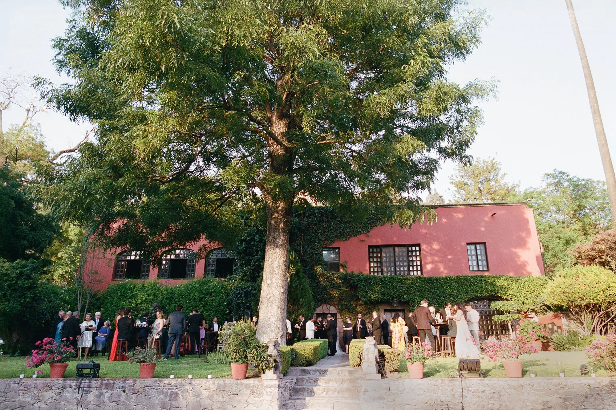 019-belmond-resort-casa-de-sierra-nevada-wedding-red-building-garden-cocktail-hour-olivia-lee.jpg.JPG