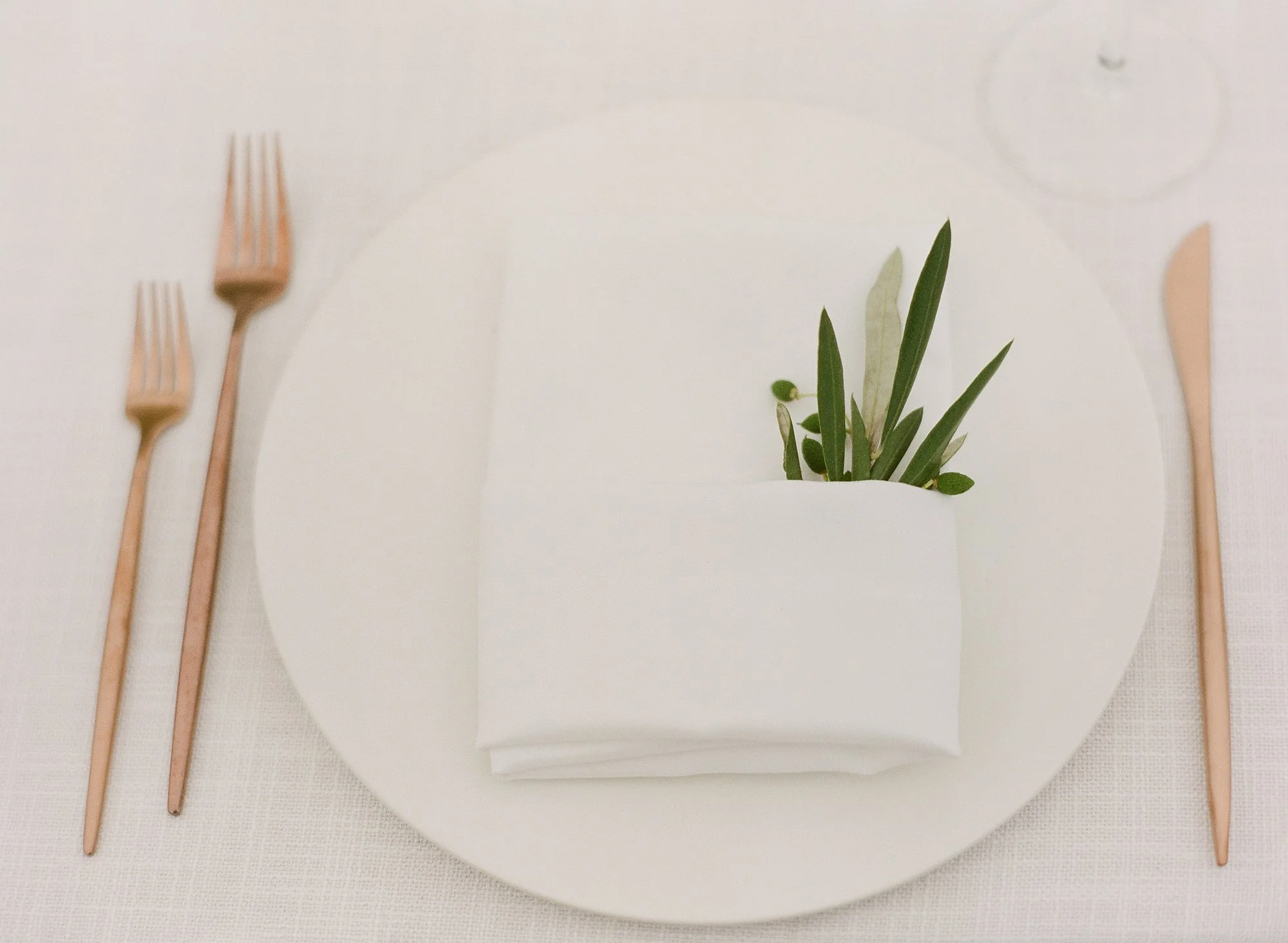 Minimalist wedding table setting photographed by Michael and Anna Costa