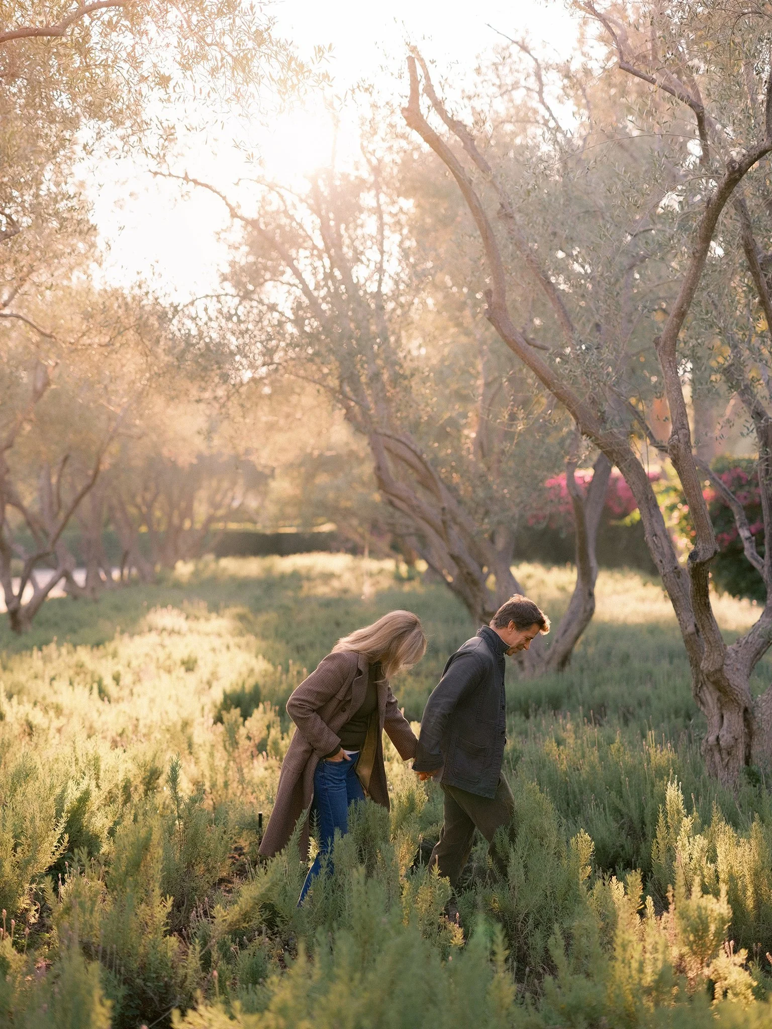 08-debbie-zack-snyder-anniversary-couple-hugging-field.jpg.JPG