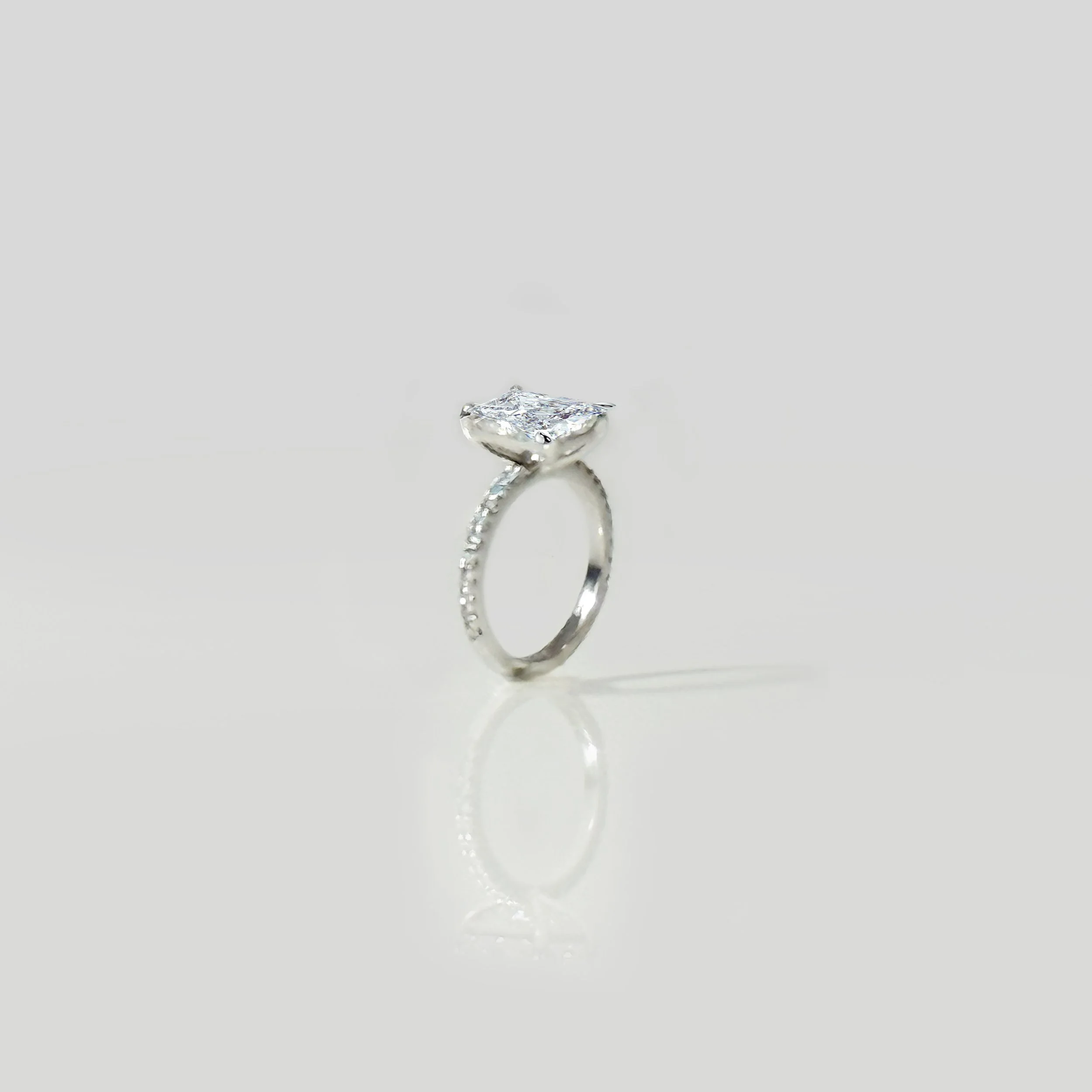 Harnik_2025_Diamond Ring_Princess_B1.jpg